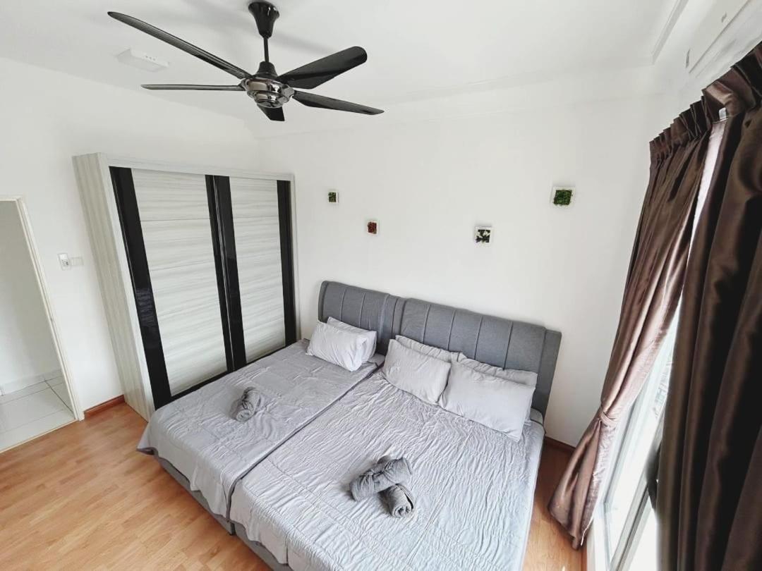 PLATINO, Huge Family 3BR Suite, Few steps to Paradigm Mall & Escape JB
