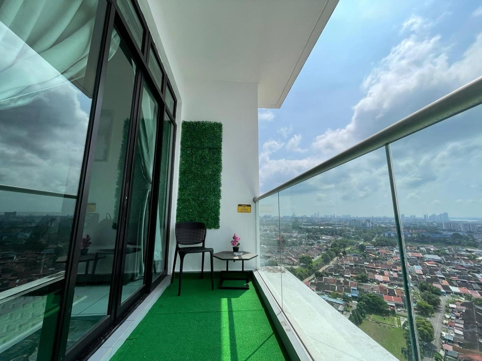 PLATINO, Huge Family 3BR Suite, Few steps to Paradigm Mall & Escape JB