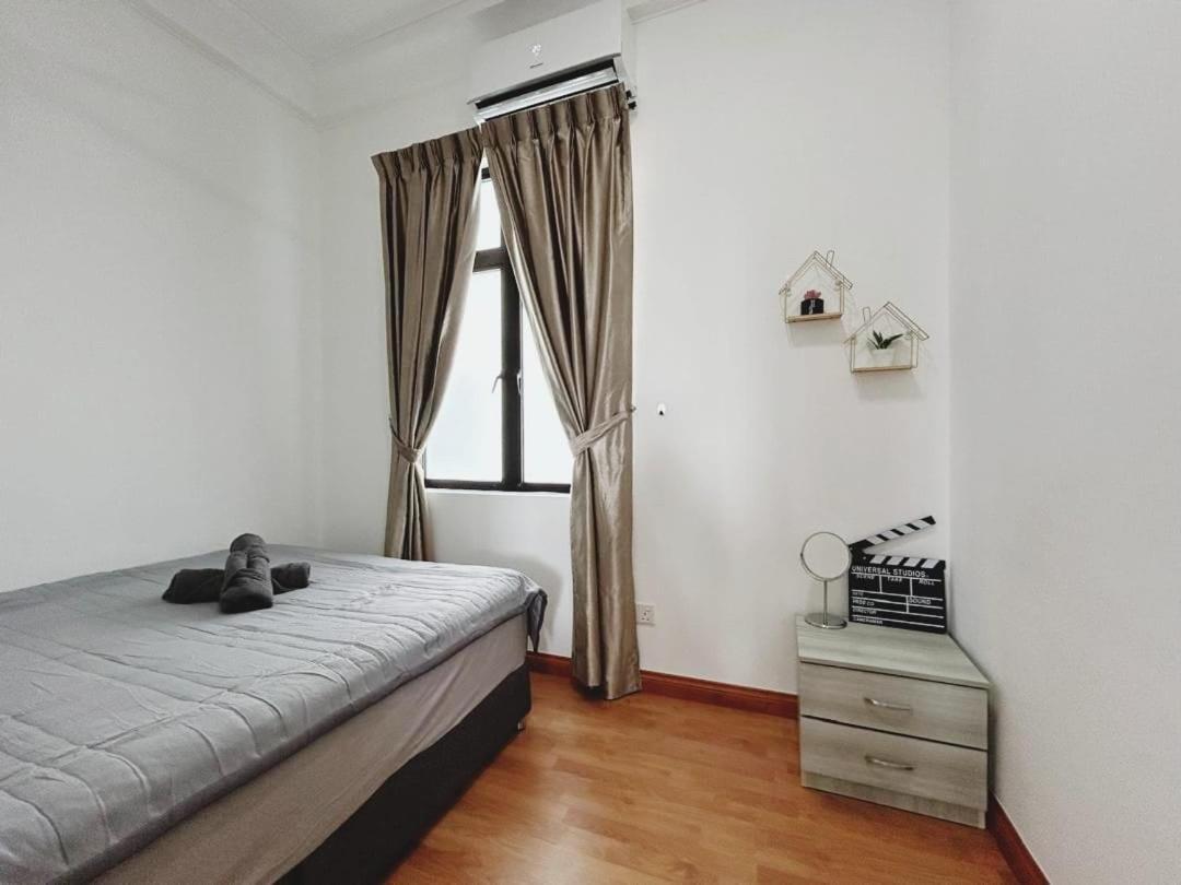 PLATINO, Huge Family 3BR Suite, Few steps to Paradigm Mall & Escape JB