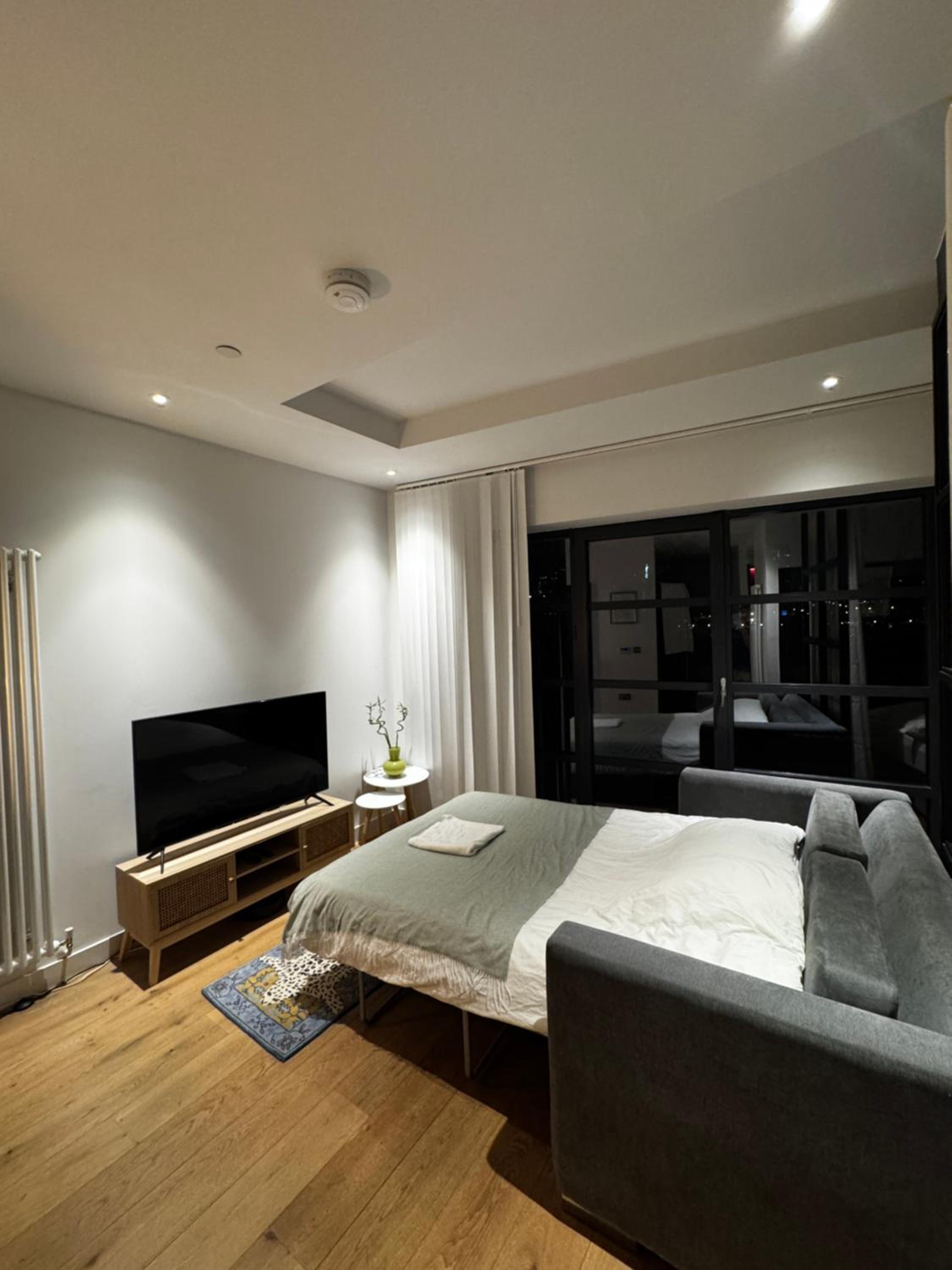 London City Island 1 Bedroom Luxury Apartments, Private Balcony
