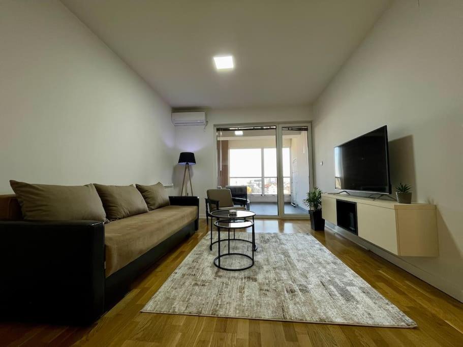 Jurukov Riverside Apartment - main view