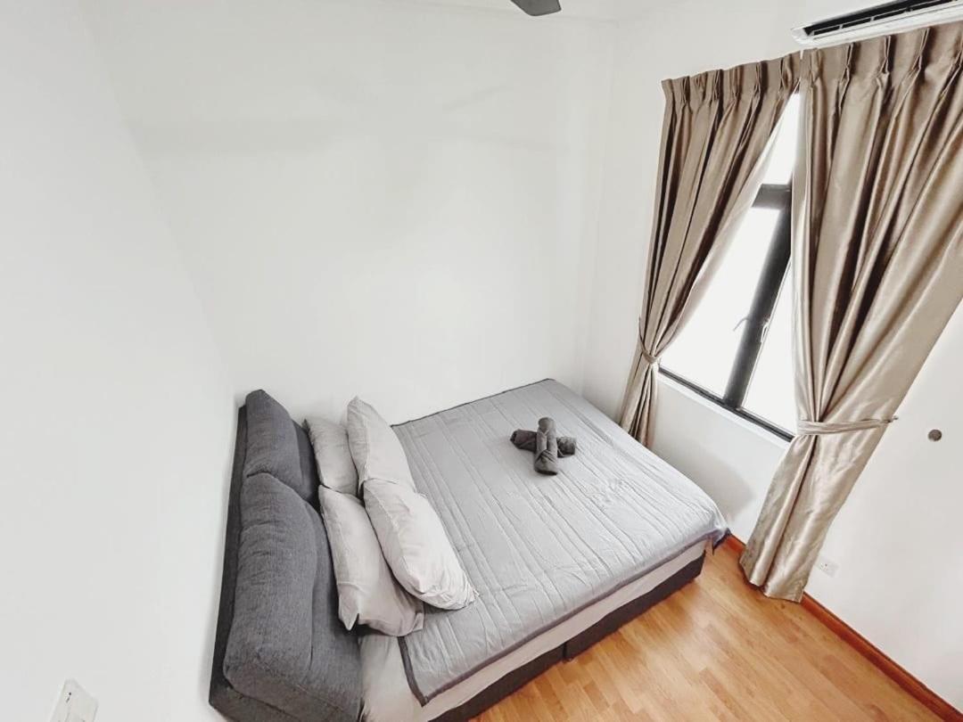 PLATINO, Huge Family 3BR Suite, Few steps to Paradigm Mall & Escape JB