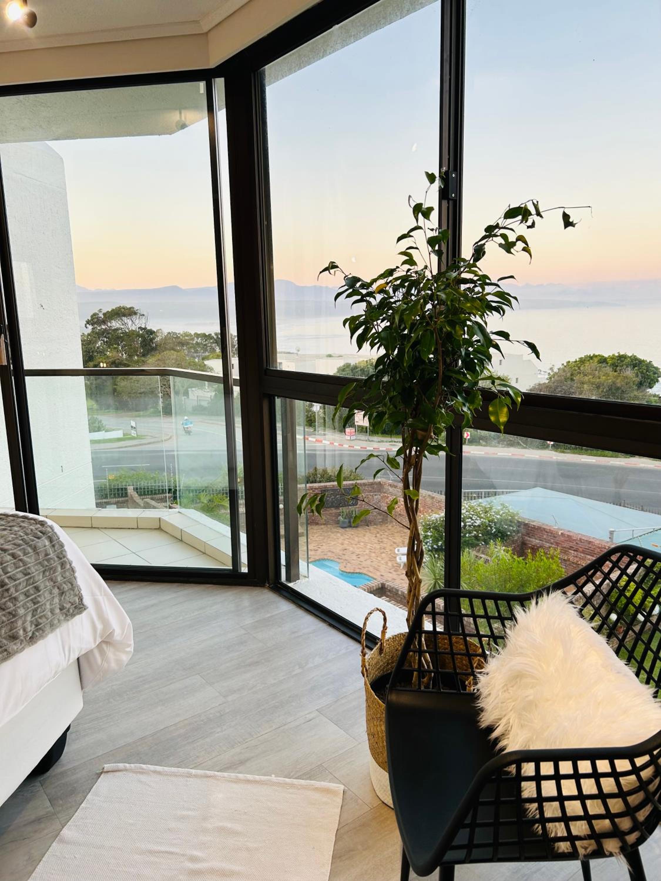 Ocean Views Apartment view 3