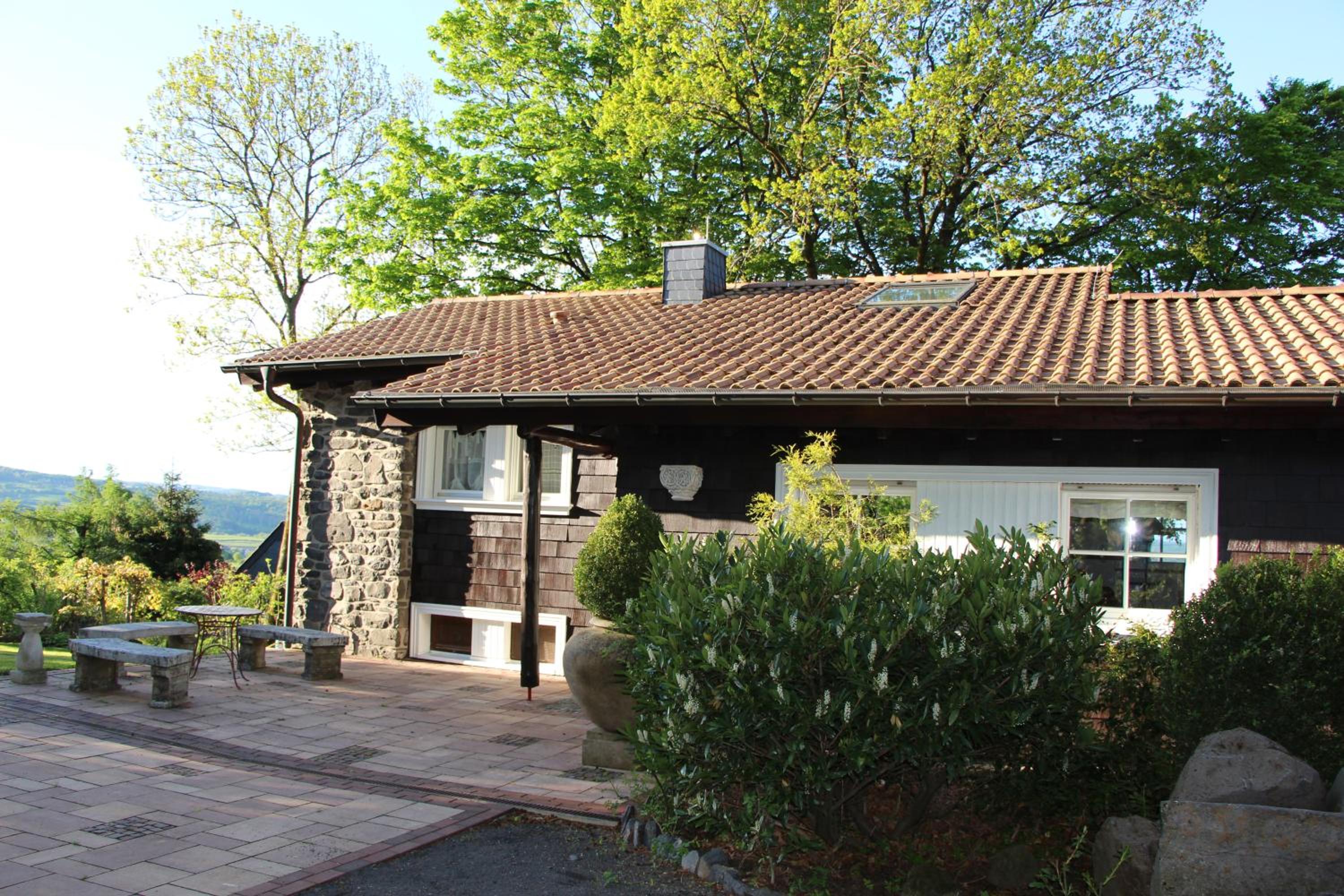 Ferienhaus Vogelsbergblick, Fernblick, Sauna, Kamin, 1700m eingezäunt in Alleinlage
