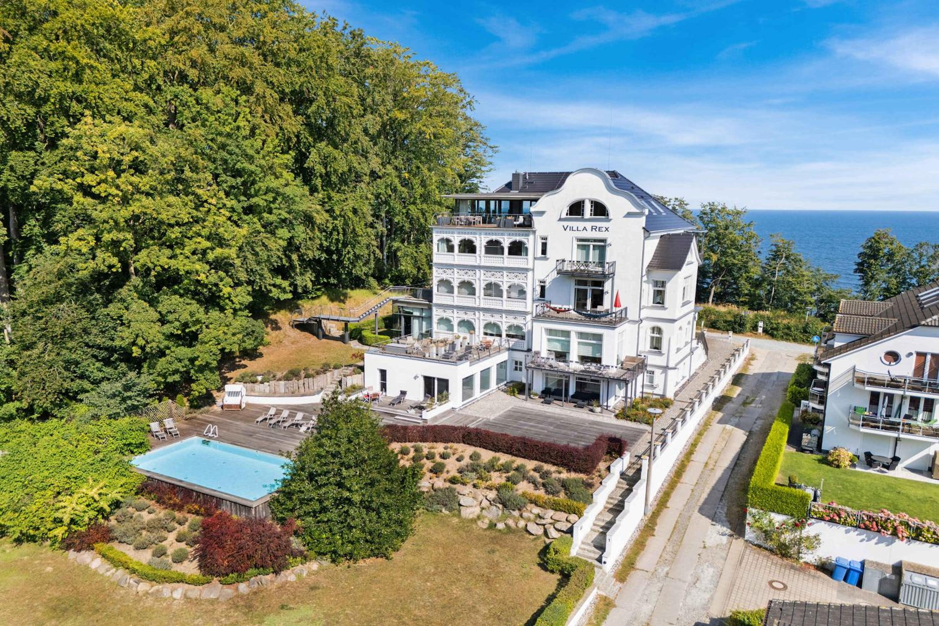Entire Luxury flat with sea view spa pool sauna
