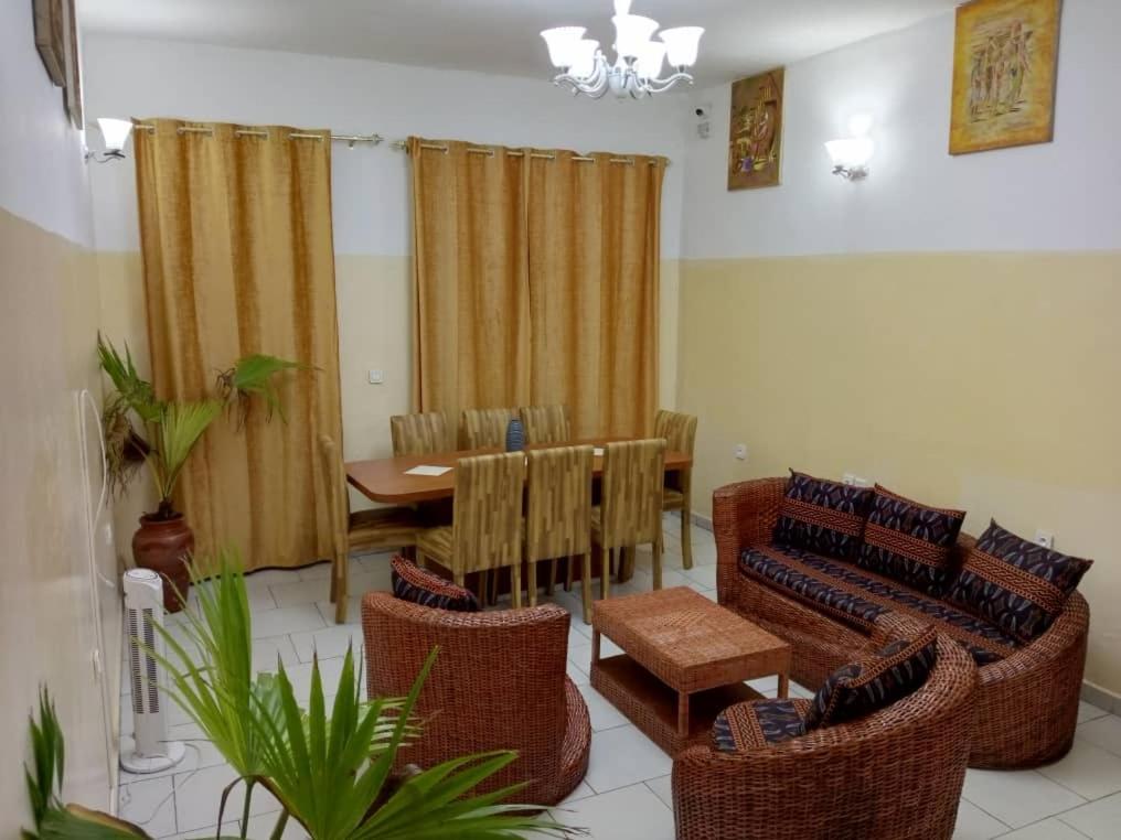 AFRIEUROTEXT Kamerun-High Standing-Appartements-Wifi-Security-Restaurant-modern Kitchen