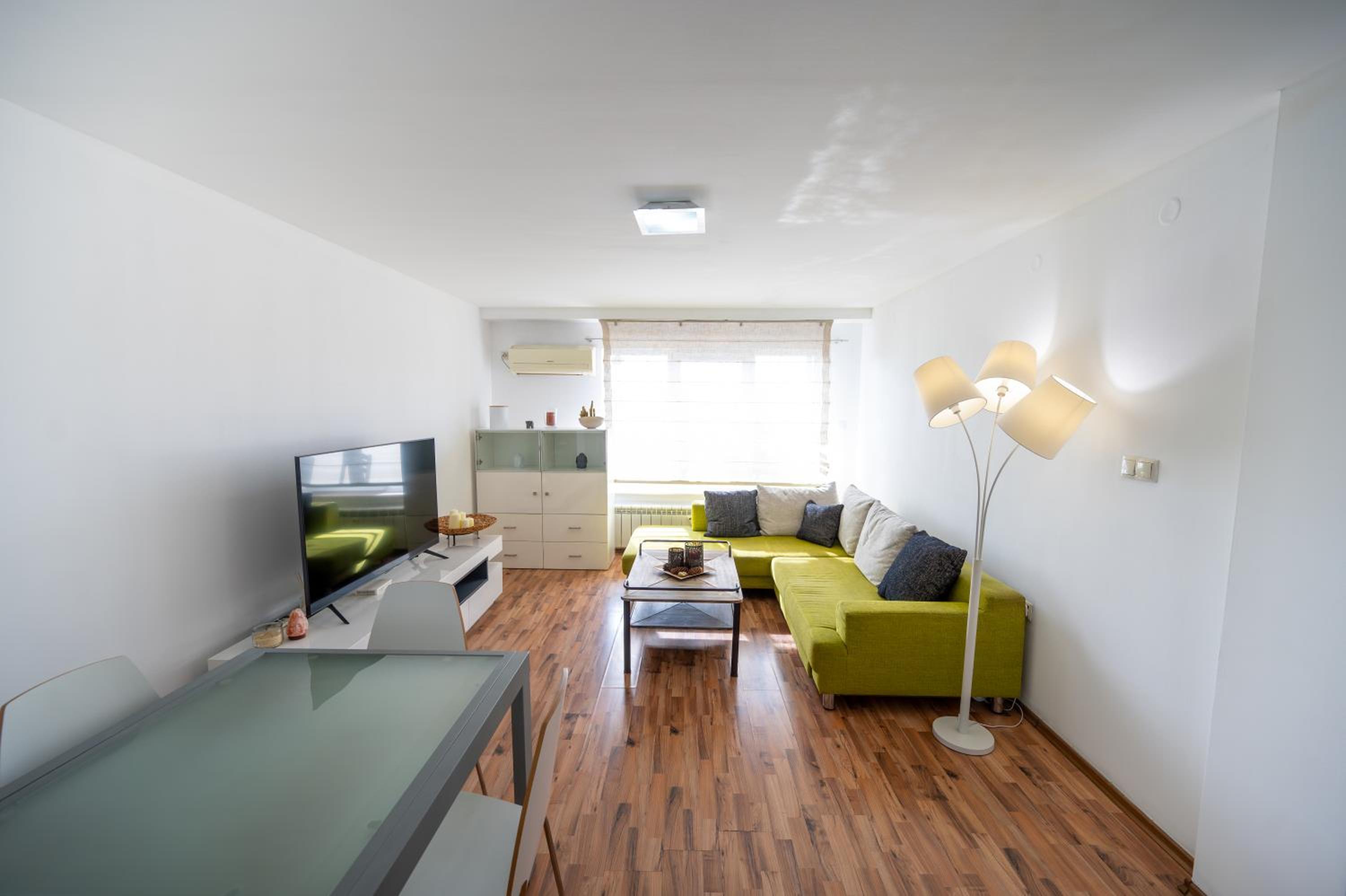Bright 1BDR with Balcony