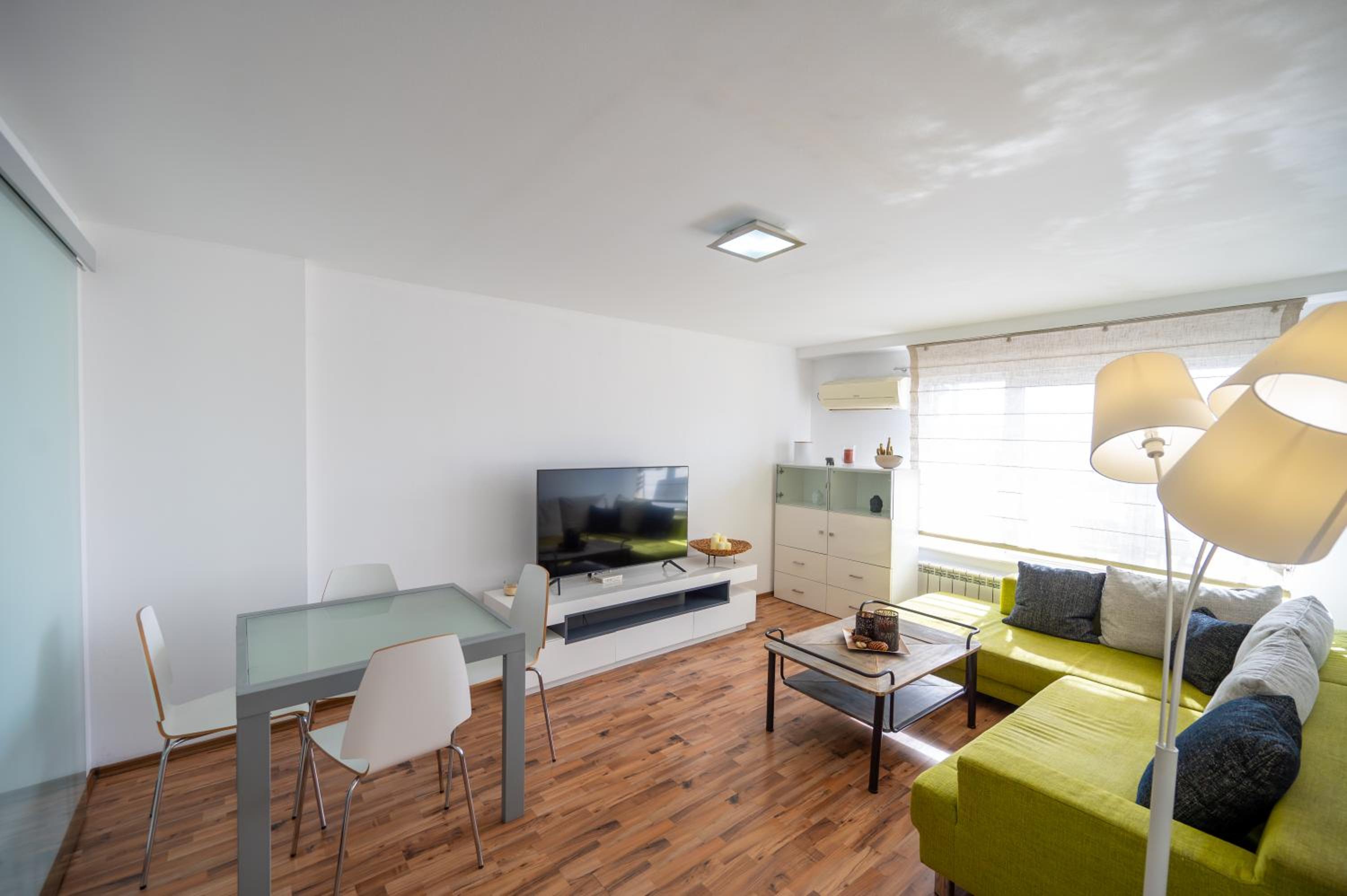 Bright 1BDR with Balcony