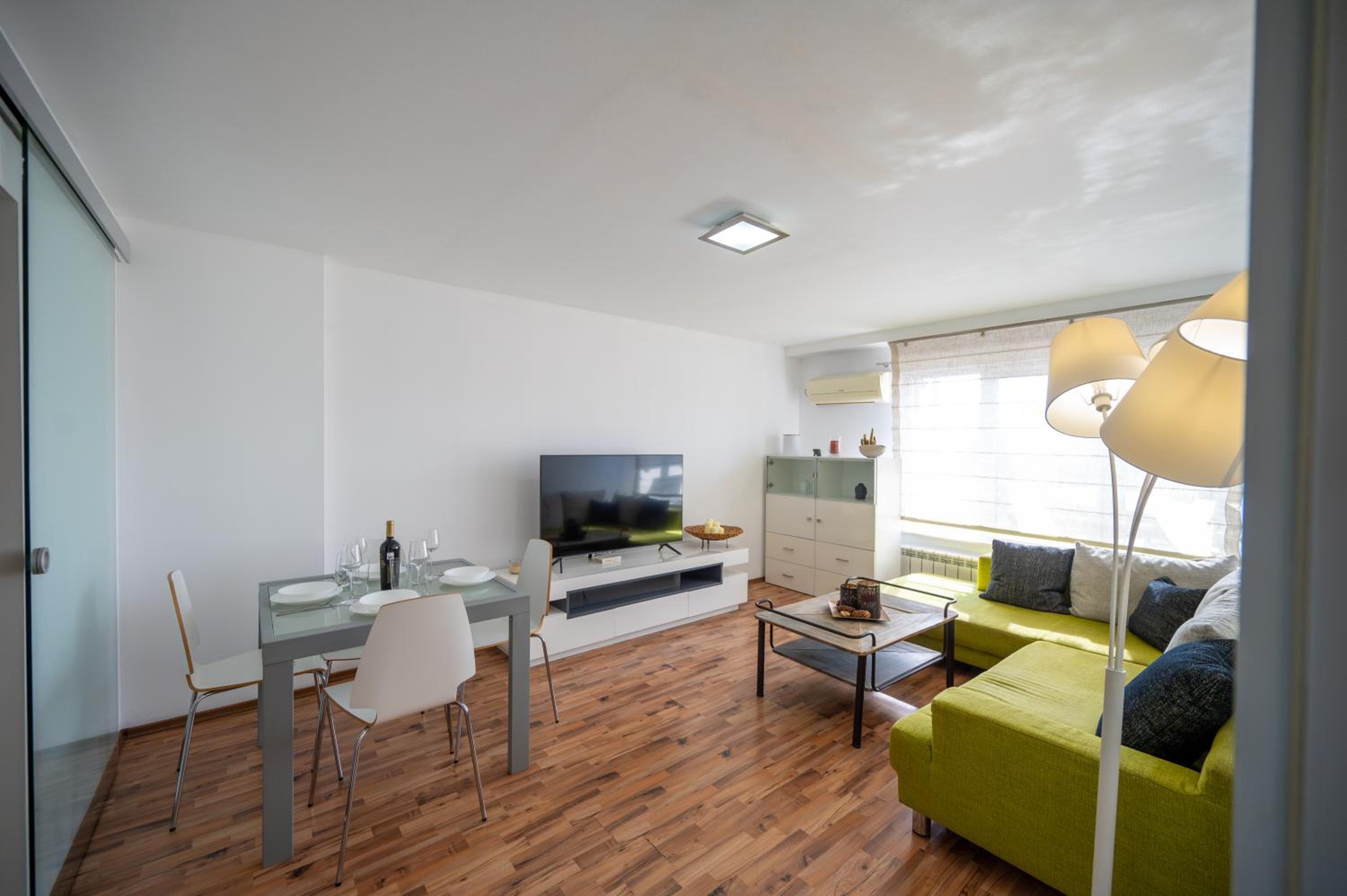Bright 1BDR with Balcony
