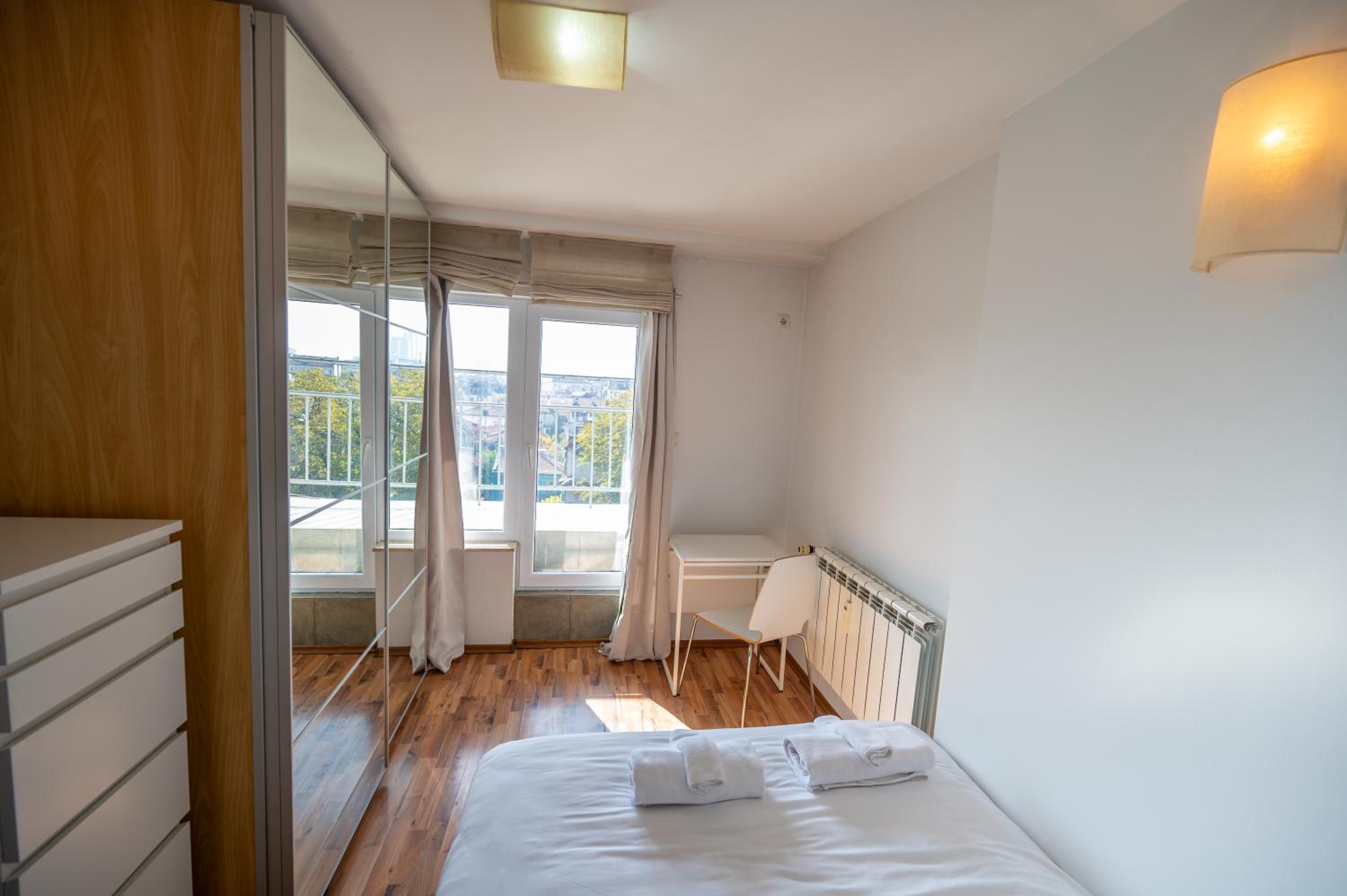 Bright 1BDR with Balcony