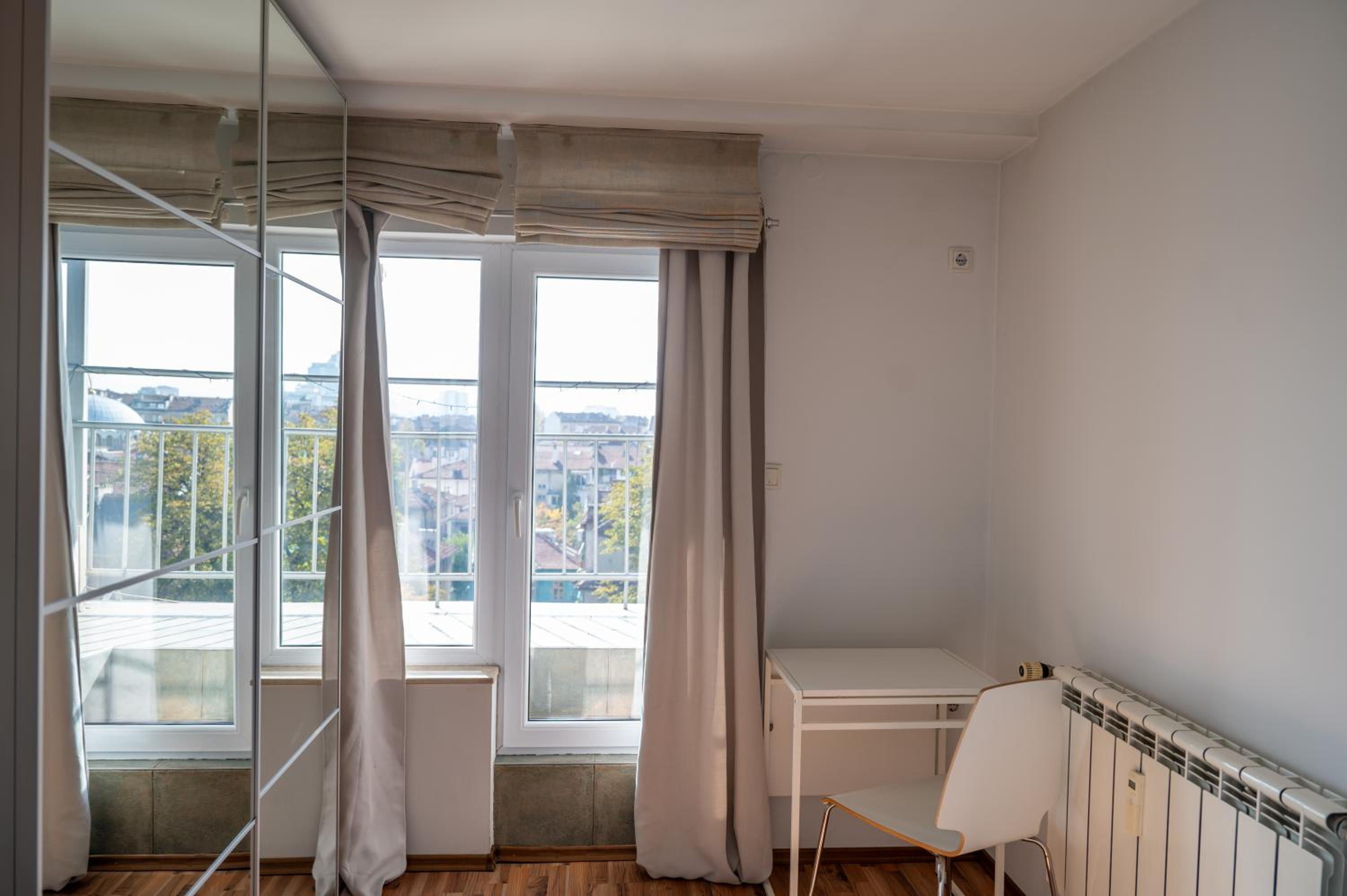 Bright 1BDR with Balcony