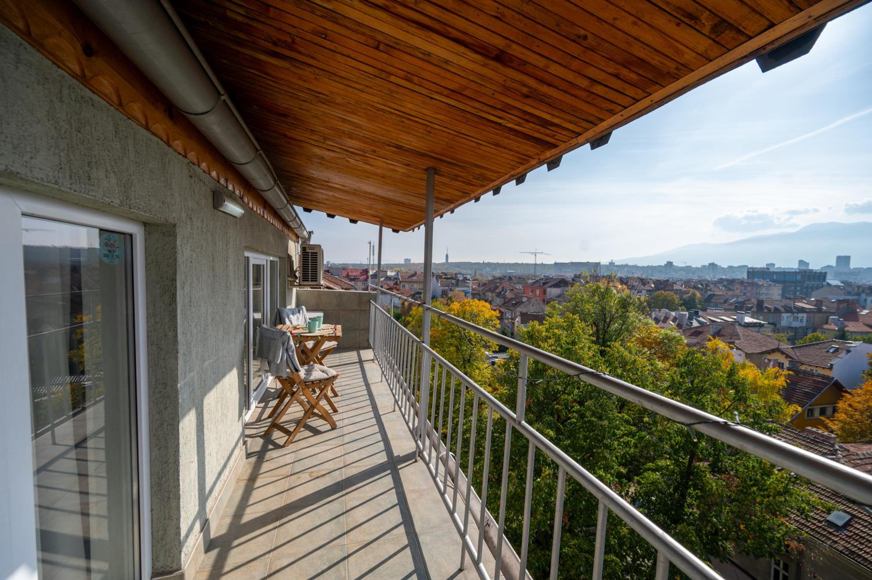 Bright 1BDR with Balcony