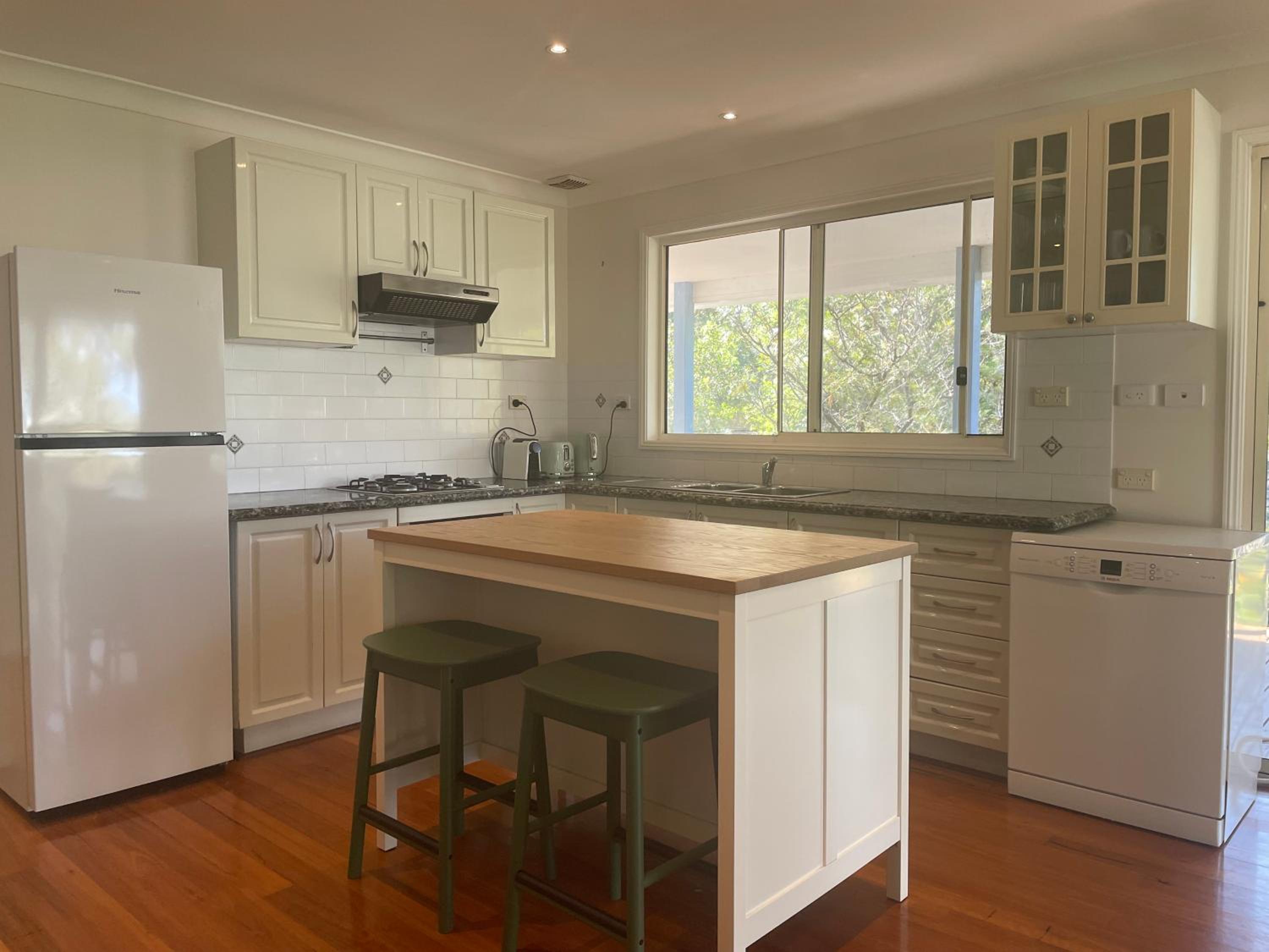 Treetop Beach House 3 min walk to surf beach