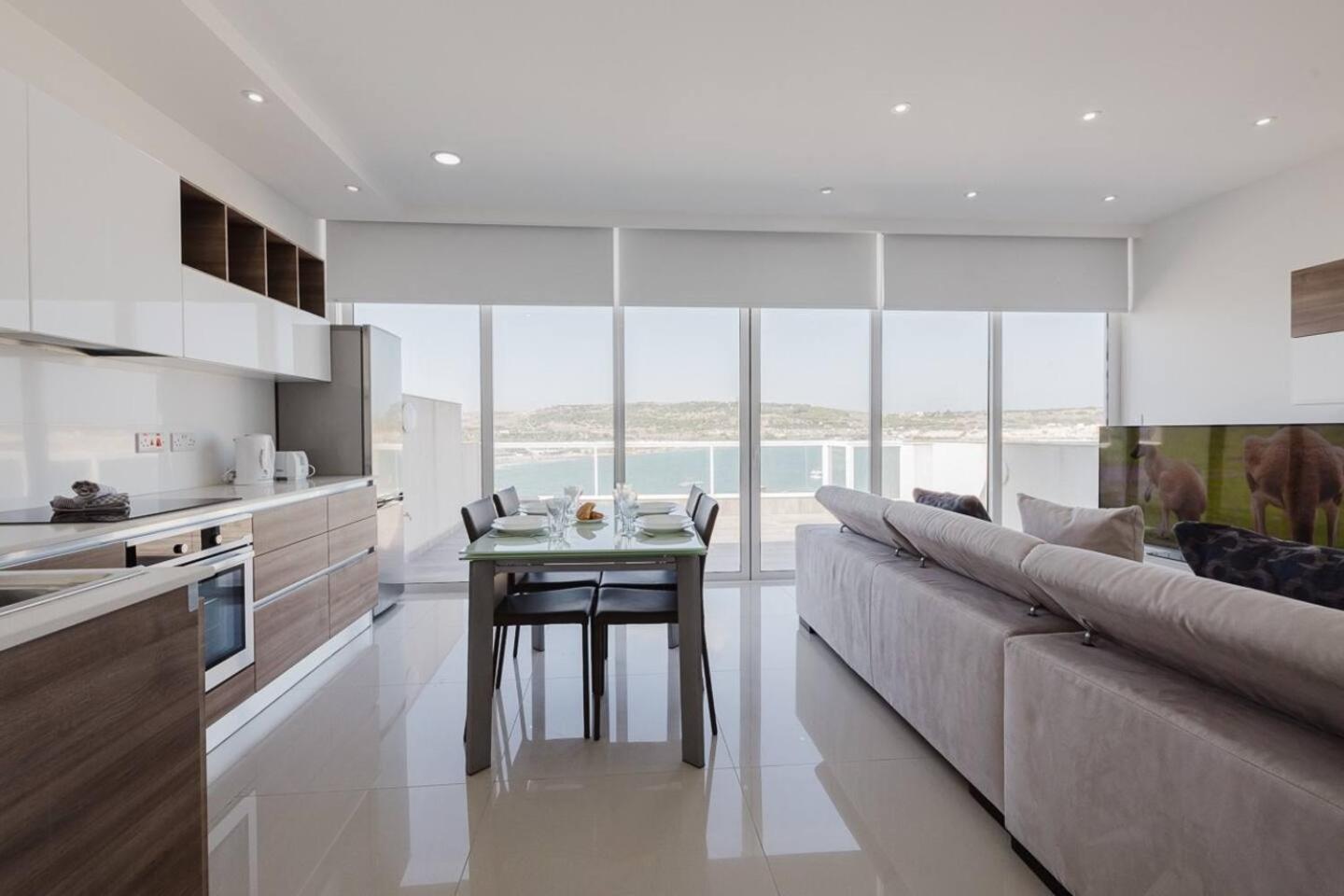Seaside escape 2BED with views! by Homely view 5