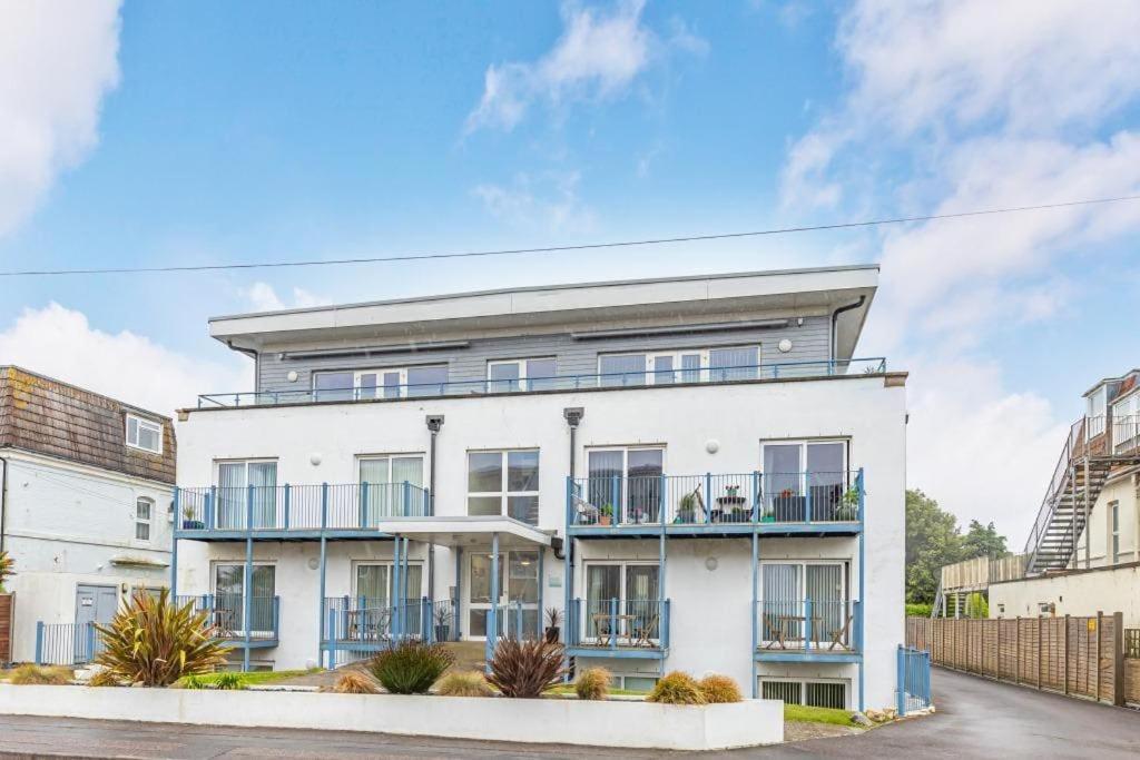 BLUE WATERS 5 by BOURNECOAST - A Stylish Flat with Balconies near the Sandy Beaches - FM9625