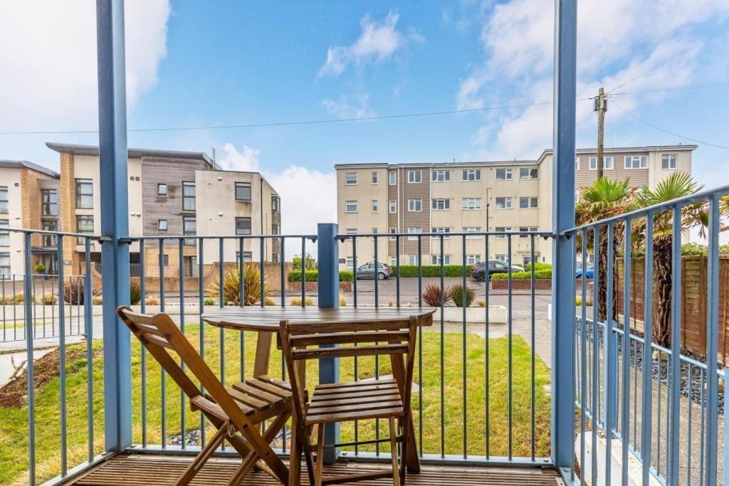BLUE WATERS 5 by BOURNECOAST - A Stylish Flat with Balconies near the Sandy Beaches - FM9625