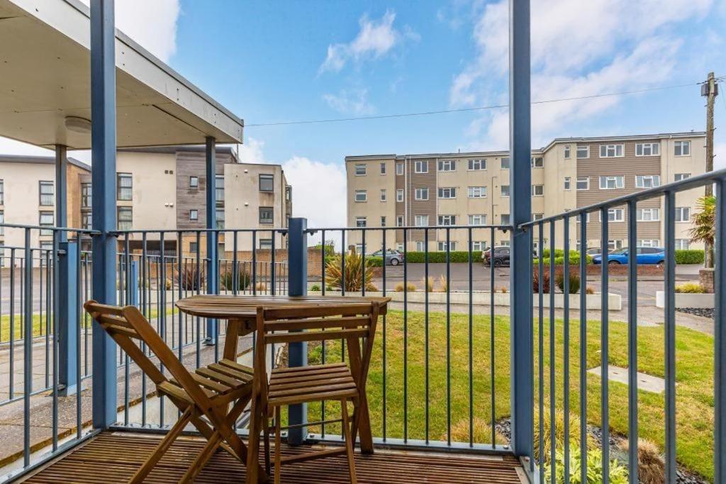 BLUE WATERS 5 by BOURNECOAST - A Stylish Flat with Balconies near the Sandy Beaches - FM9625