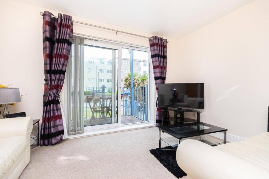 BLUE WATERS 5 by BOURNECOAST - A Stylish Flat with Balconies near the Sandy Beaches - FM9625