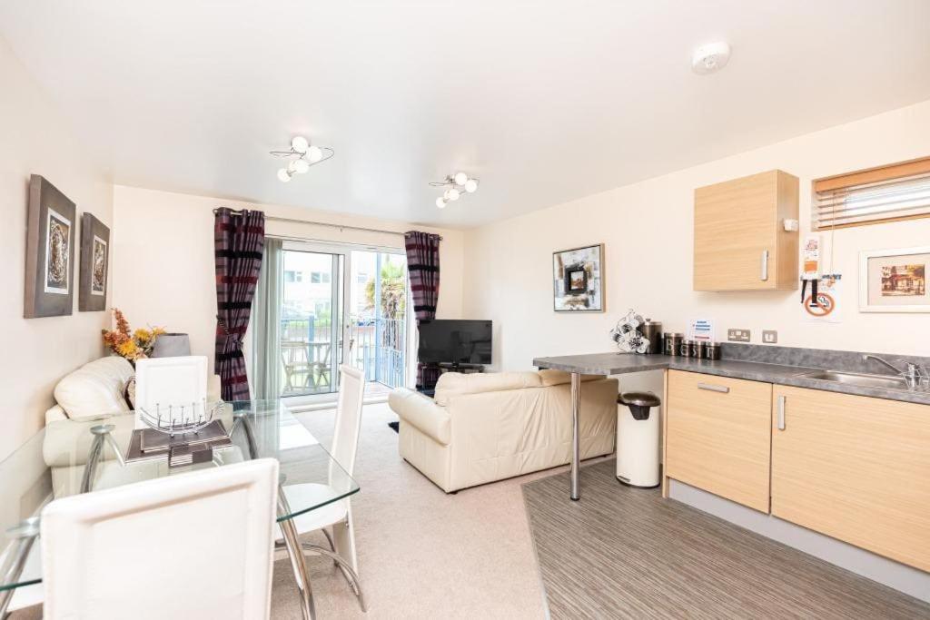 BLUE WATERS 5 by BOURNECOAST - A Stylish Flat with Balconies near the Sandy Beaches - FM9625