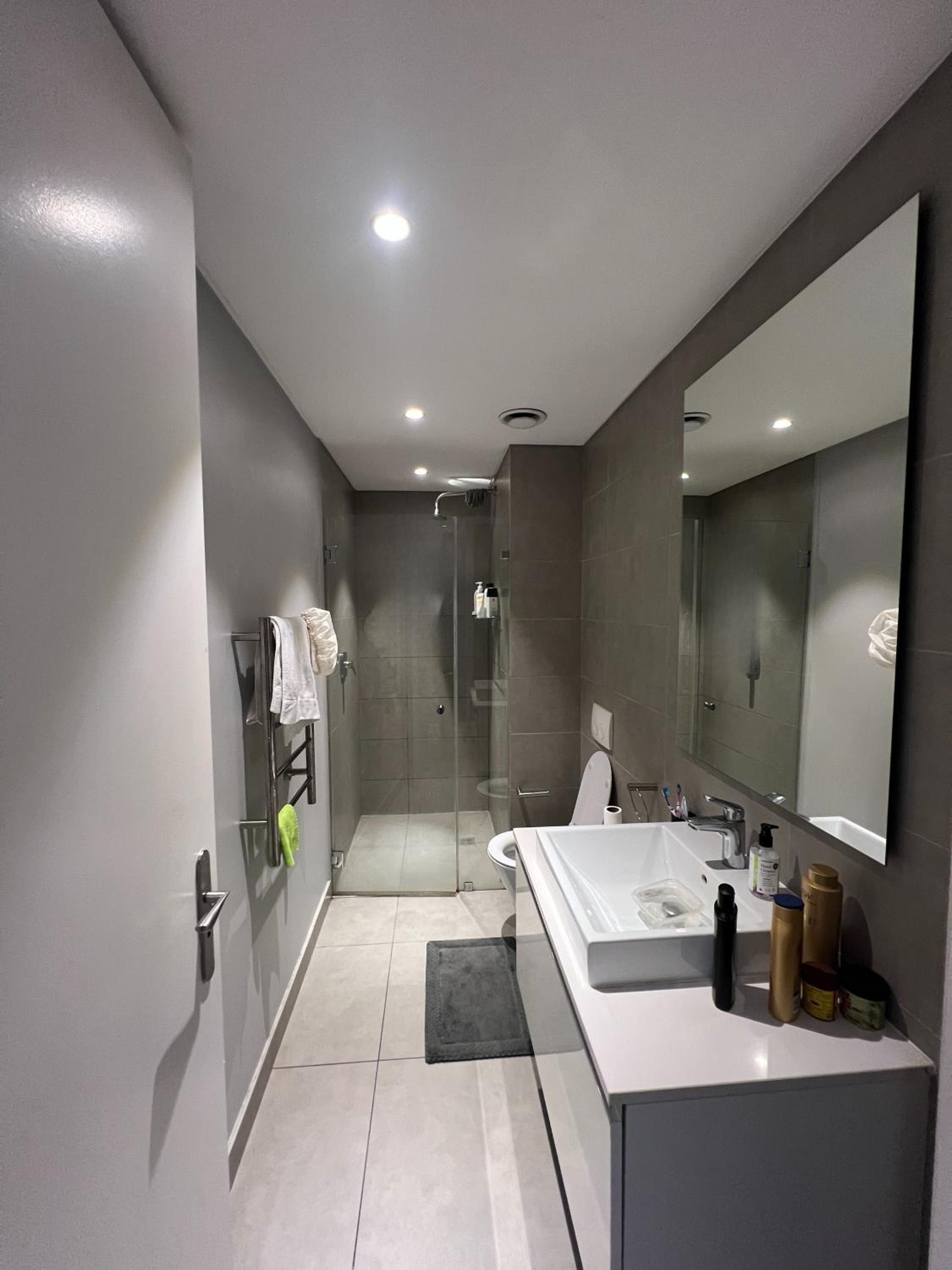 Modern One Bedroom In The Warwick