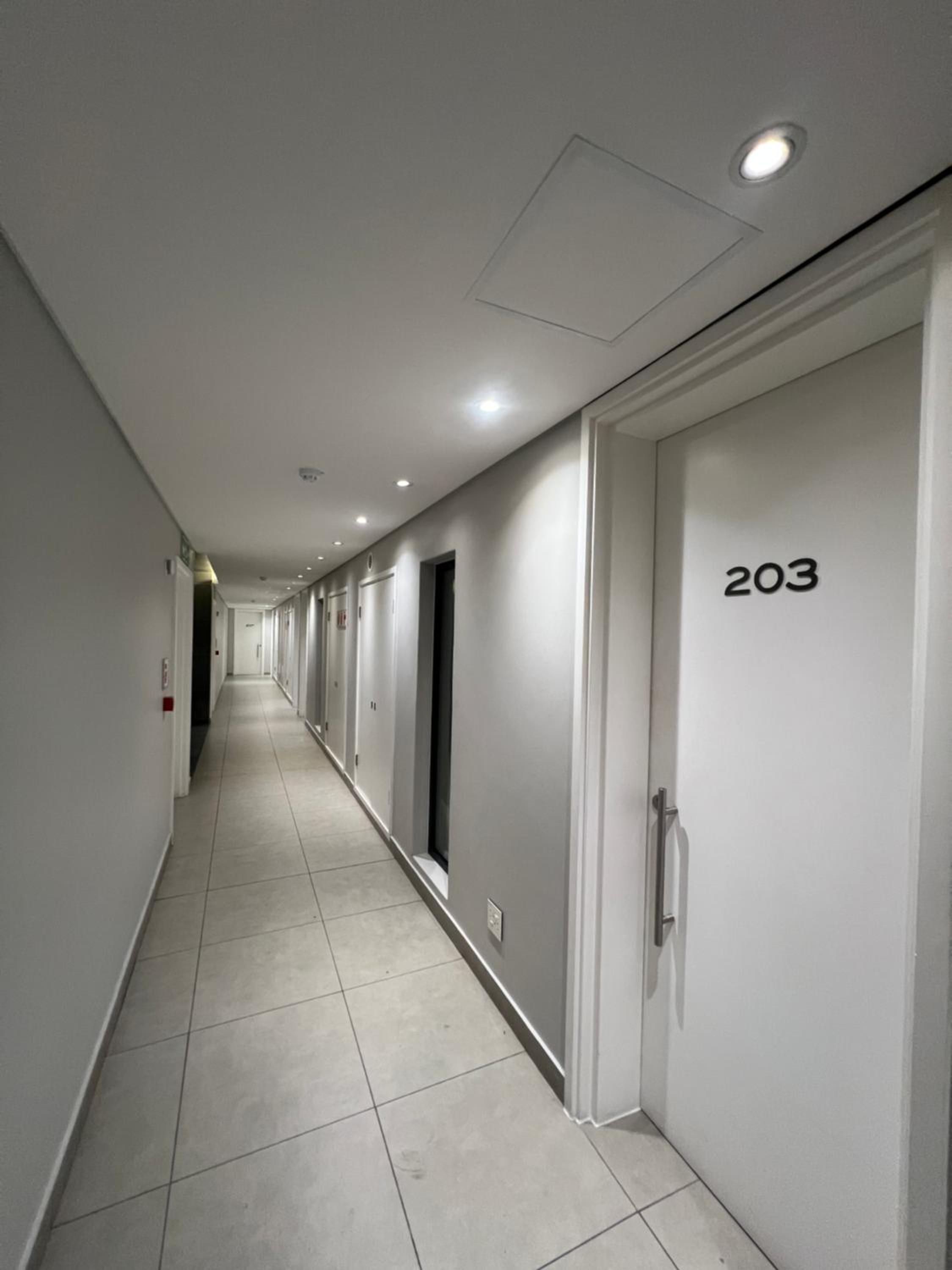 Modern One Bedroom In The Warwick