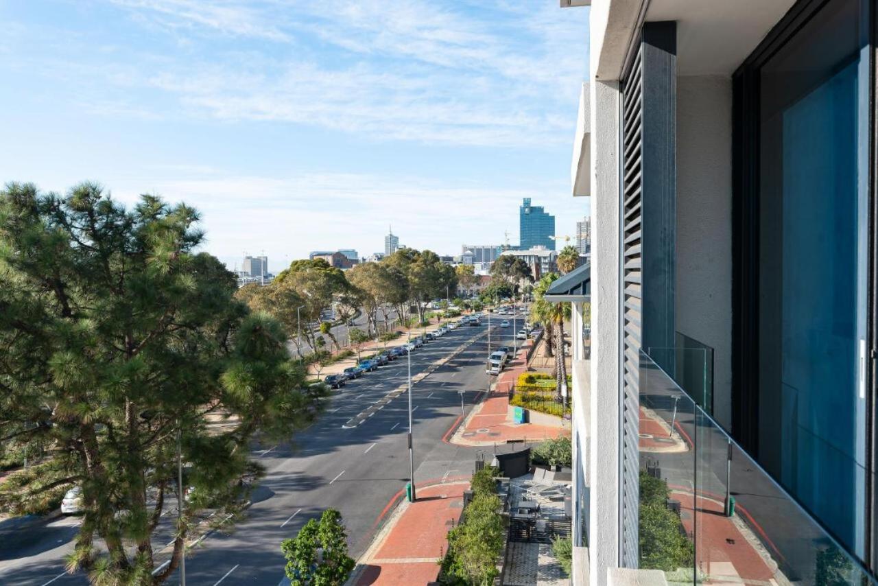 Modern One Bedroom In The Warwick