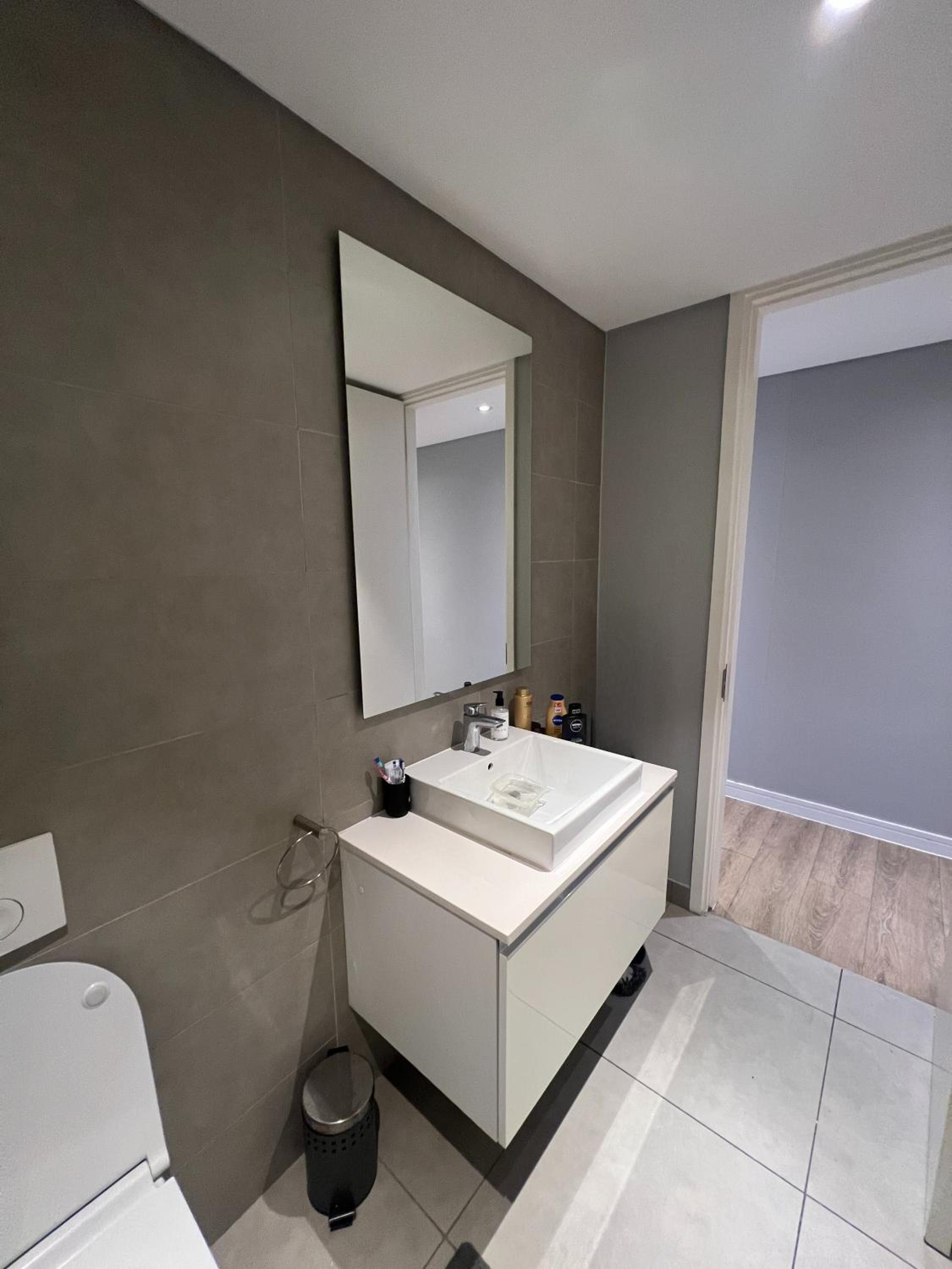Modern One Bedroom In The Warwick