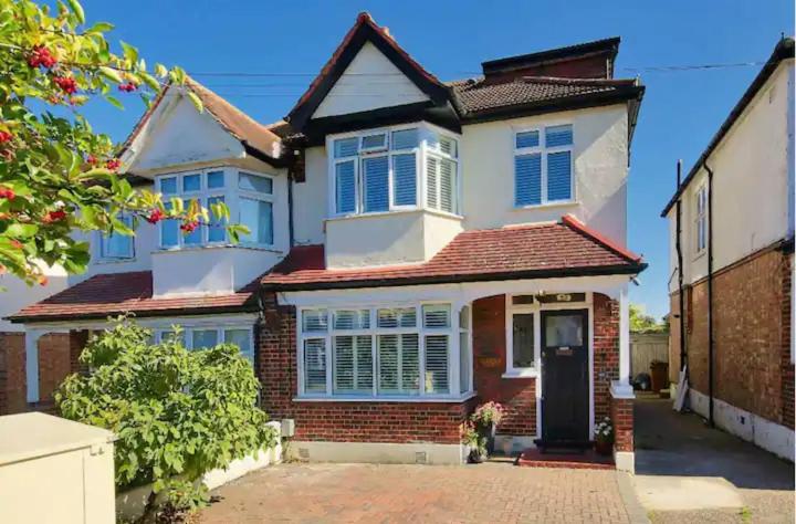 Modern 5 Bed 3 Bath House