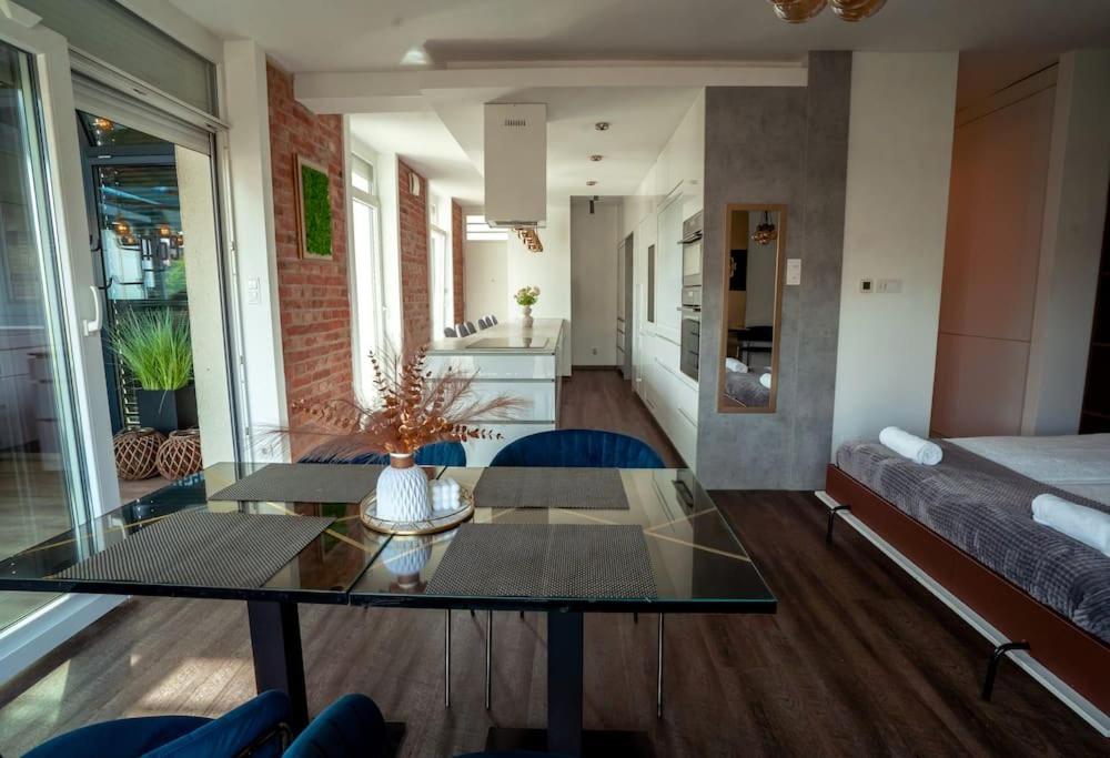 Karinflats Deluxe - The Cream Penthouse Apt view 5