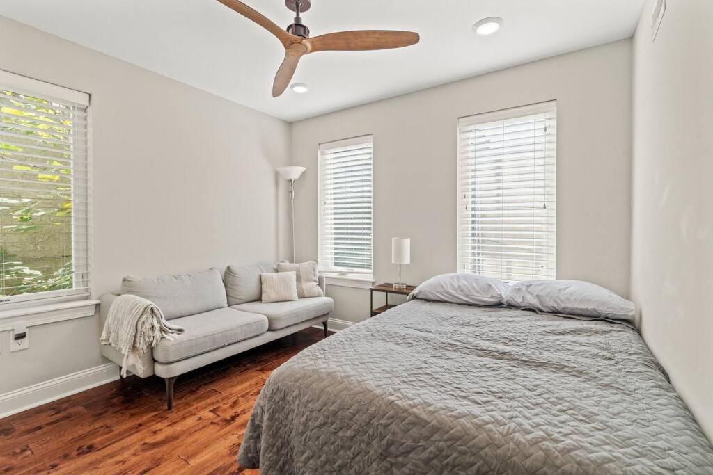 South Philly |Pvt Patio| Workspace |Walk Downtown view 4