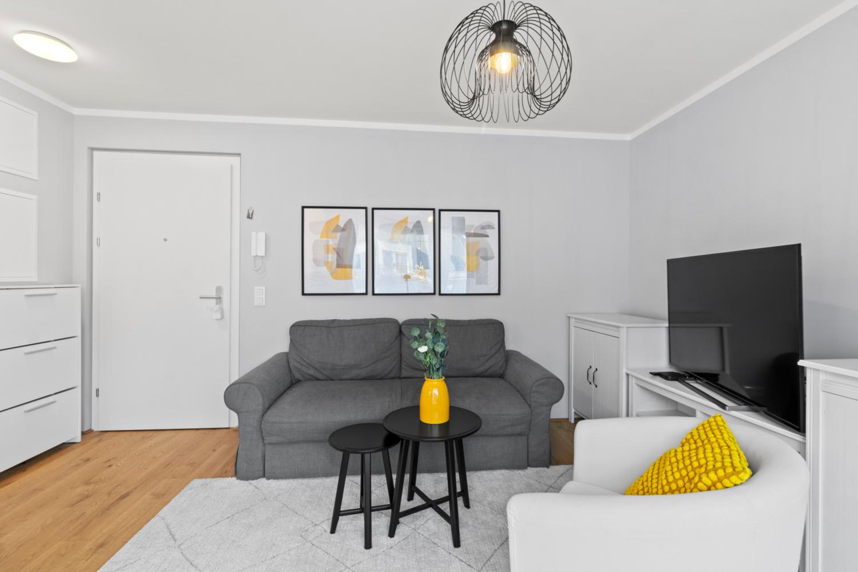 Free Parking I Balcony I 5 min to Train Station