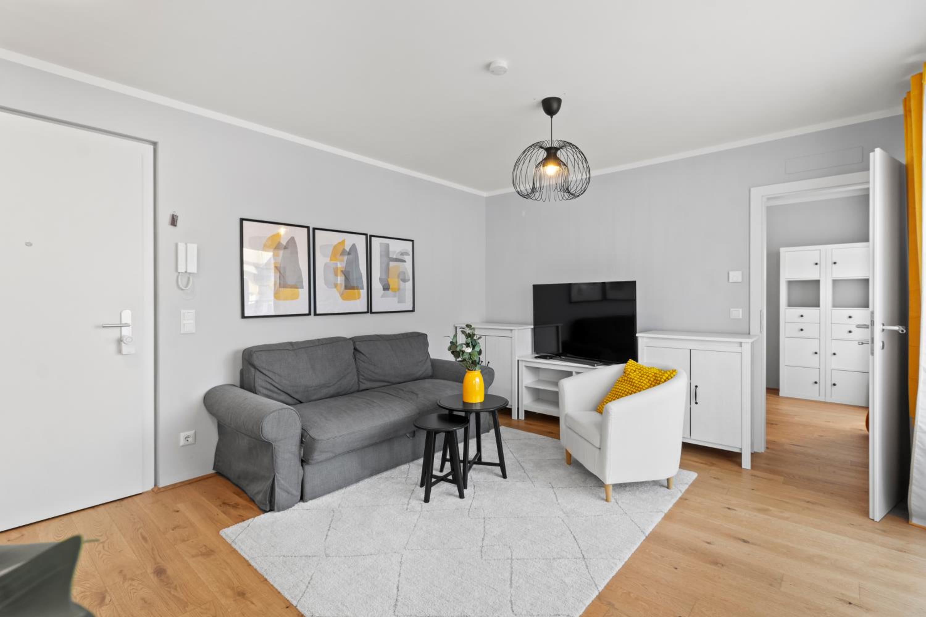Free Parking I Balcony I 5 min to Train Station