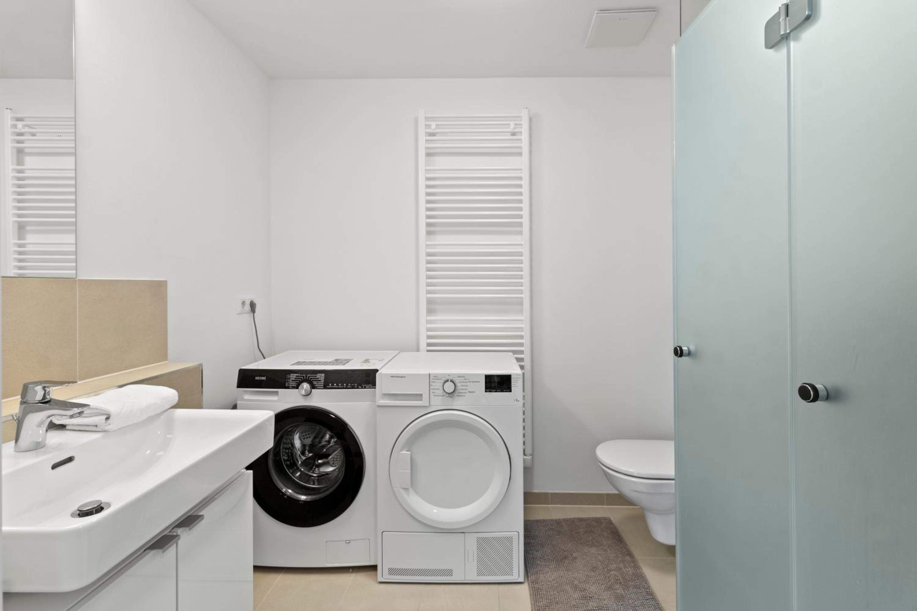 Free Parking I Balcony I 5 min to Train Station