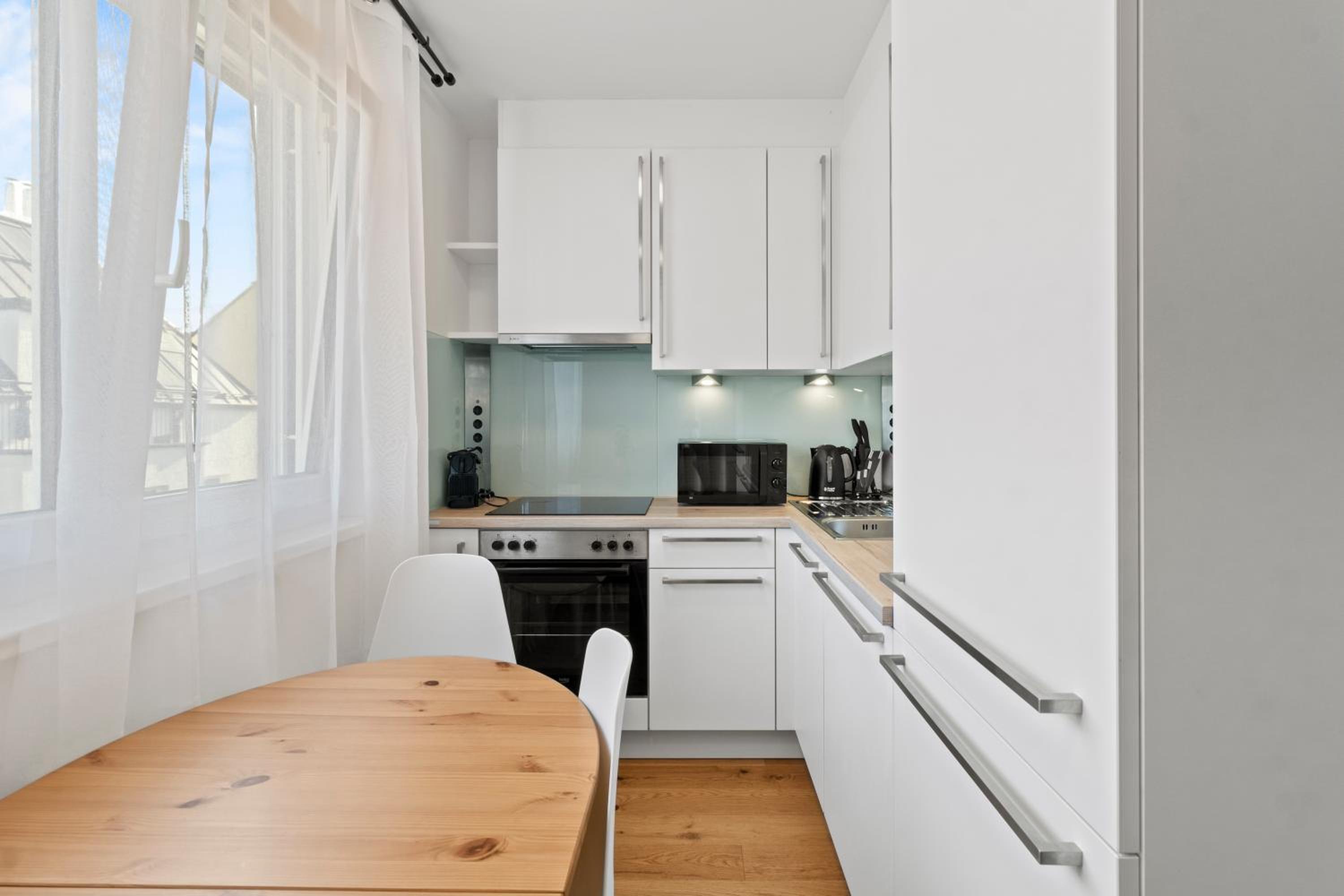 Free Parking I Balcony I 5 min to Train Station