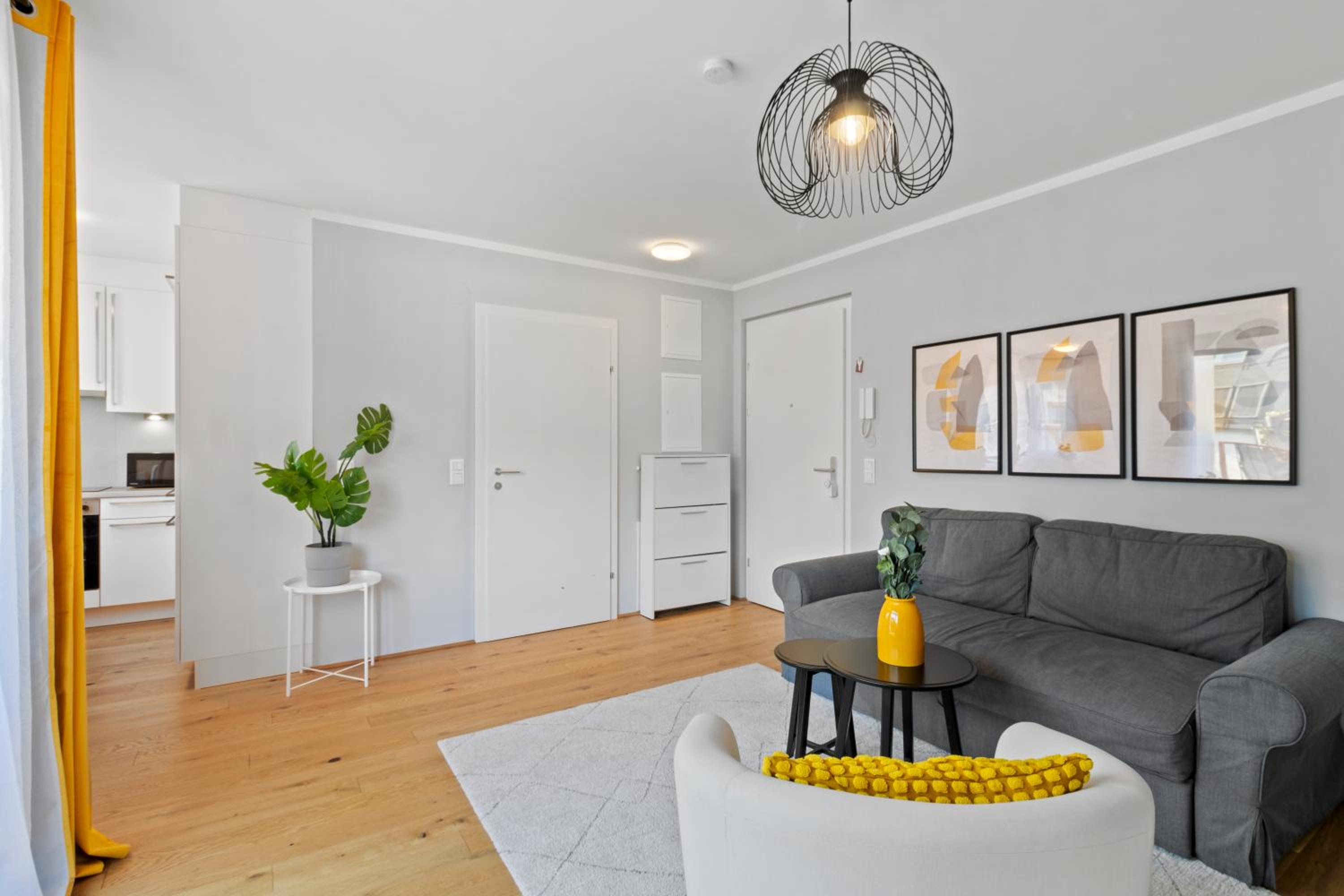 Free Parking I Balcony I 5 min to Train Station
