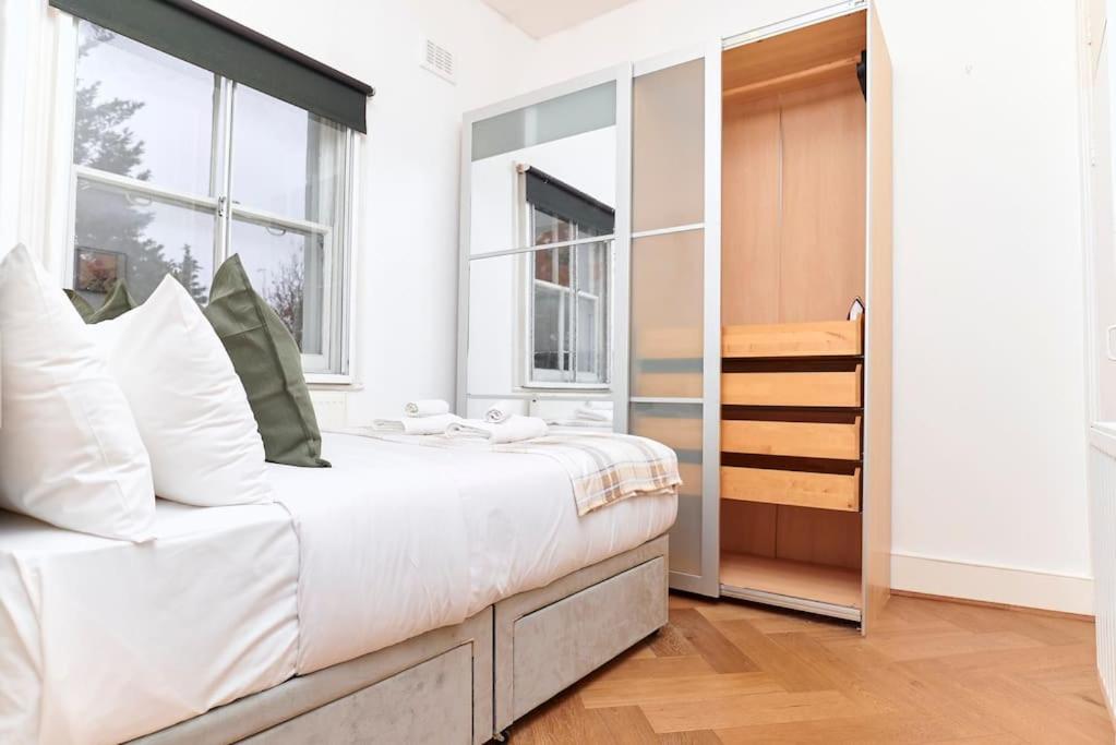 Chic 1-Bed Flat with Terrace in Notting Hill W10