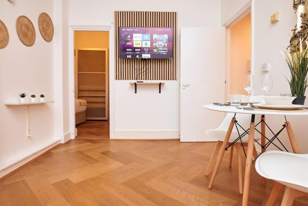 Chic 1-Bed Flat with Terrace in Notting Hill W10