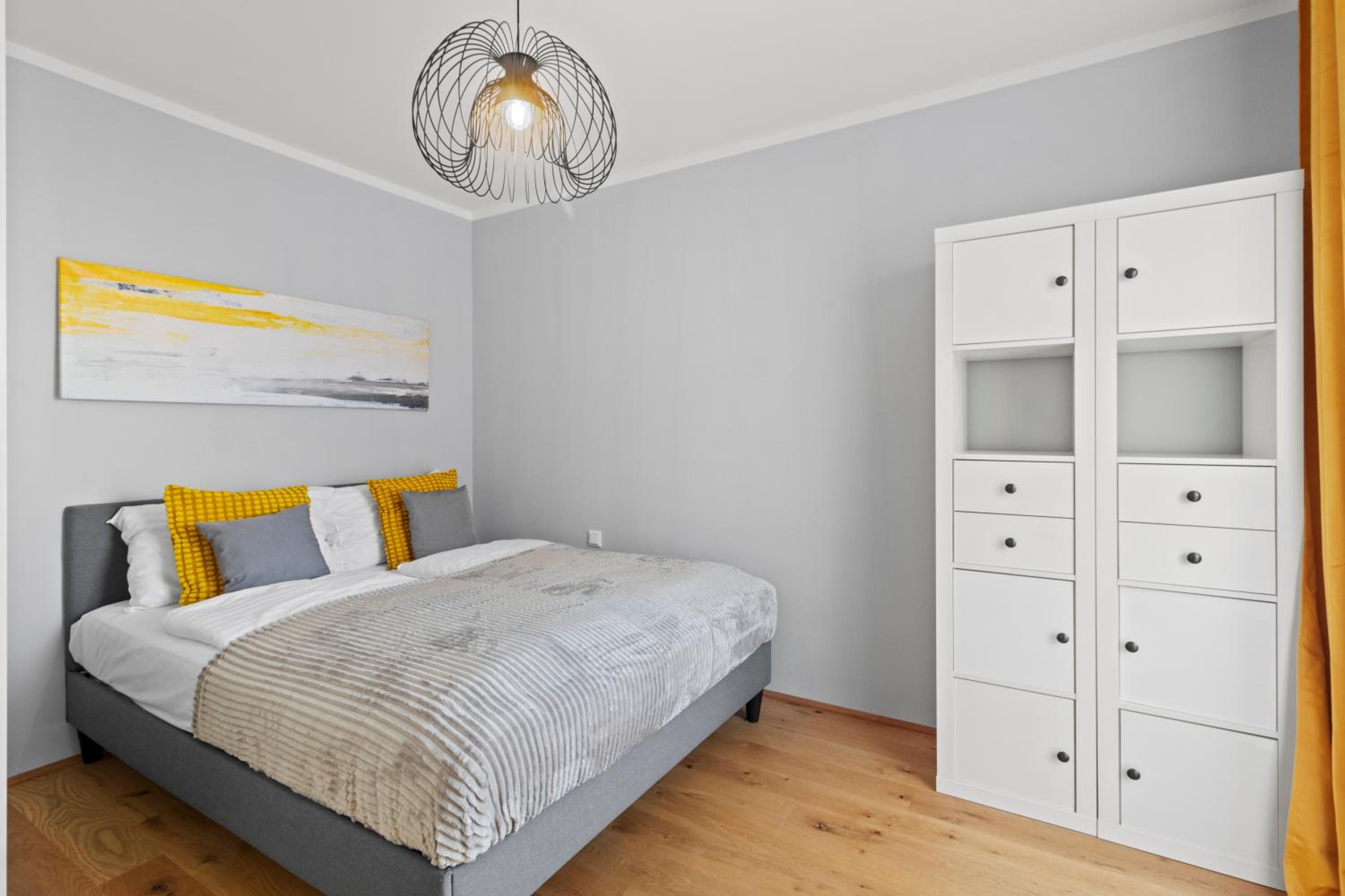 Free Parking I Balcony I 5 min to Train Station
