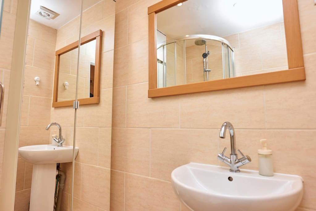 Chic 1-Bed Flat with Terrace in Notting Hill W10