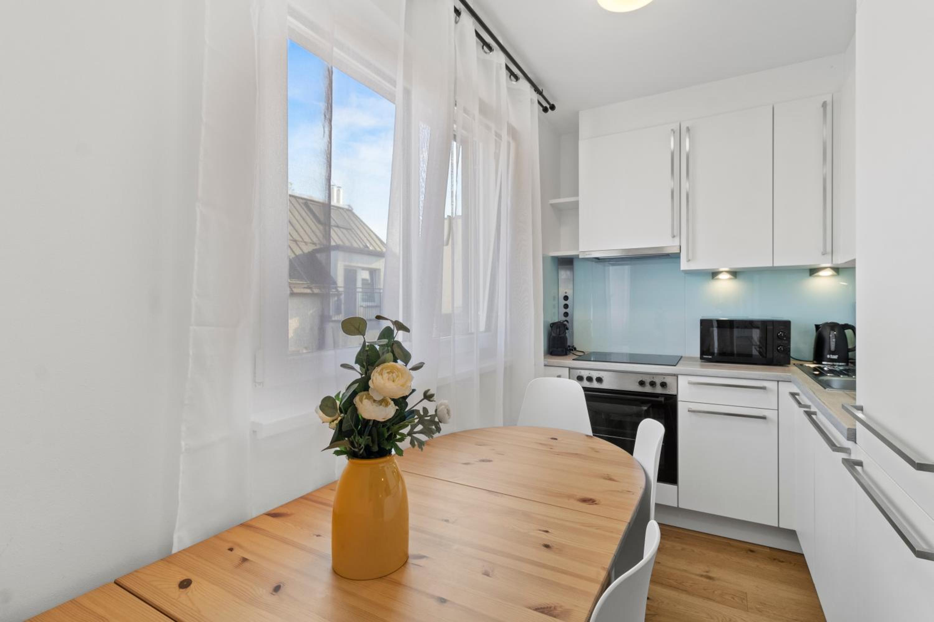 Free Parking I Balcony I 5 min to Train Station