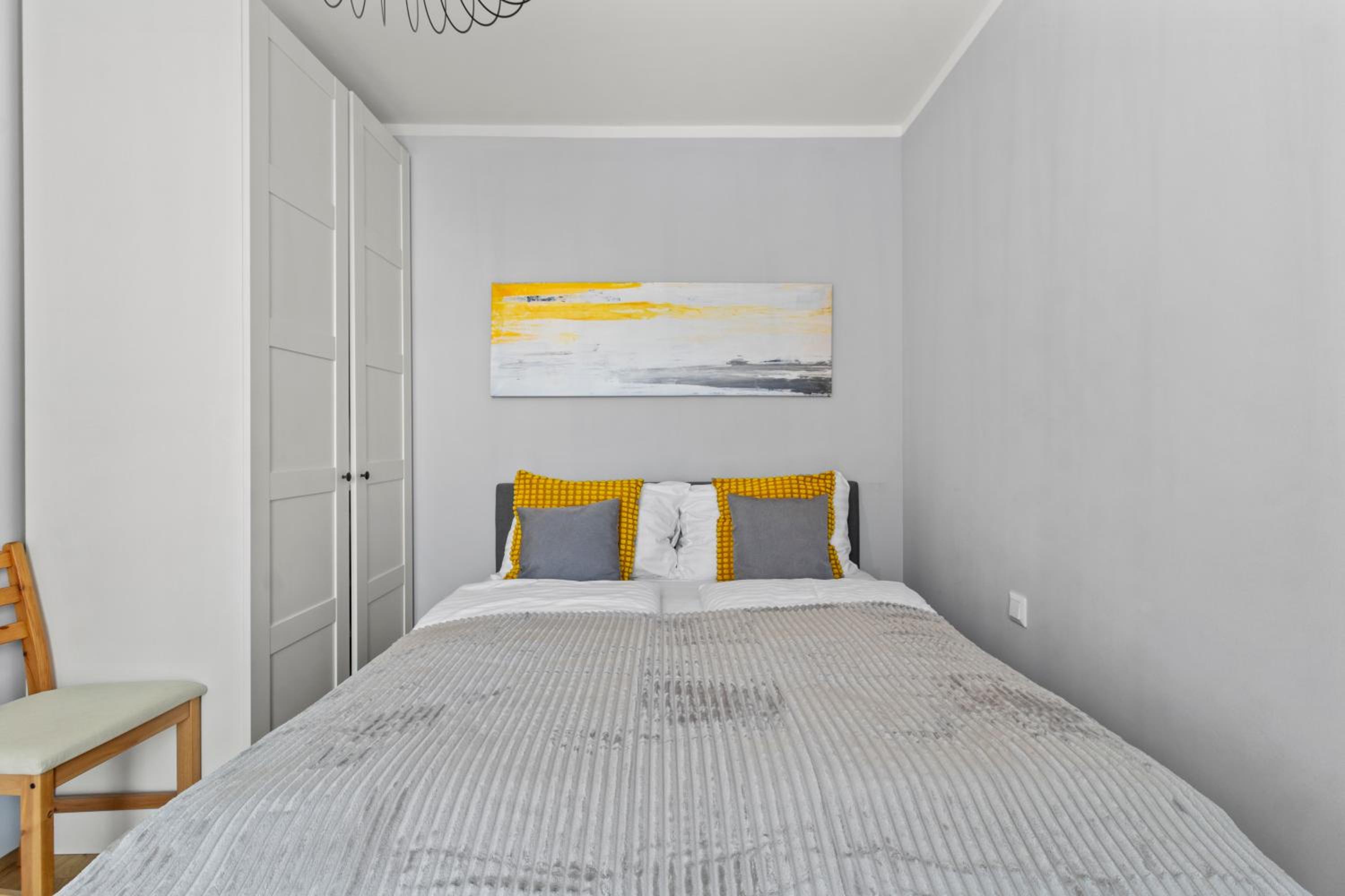 Free Parking I Balcony I 5 min to Train Station