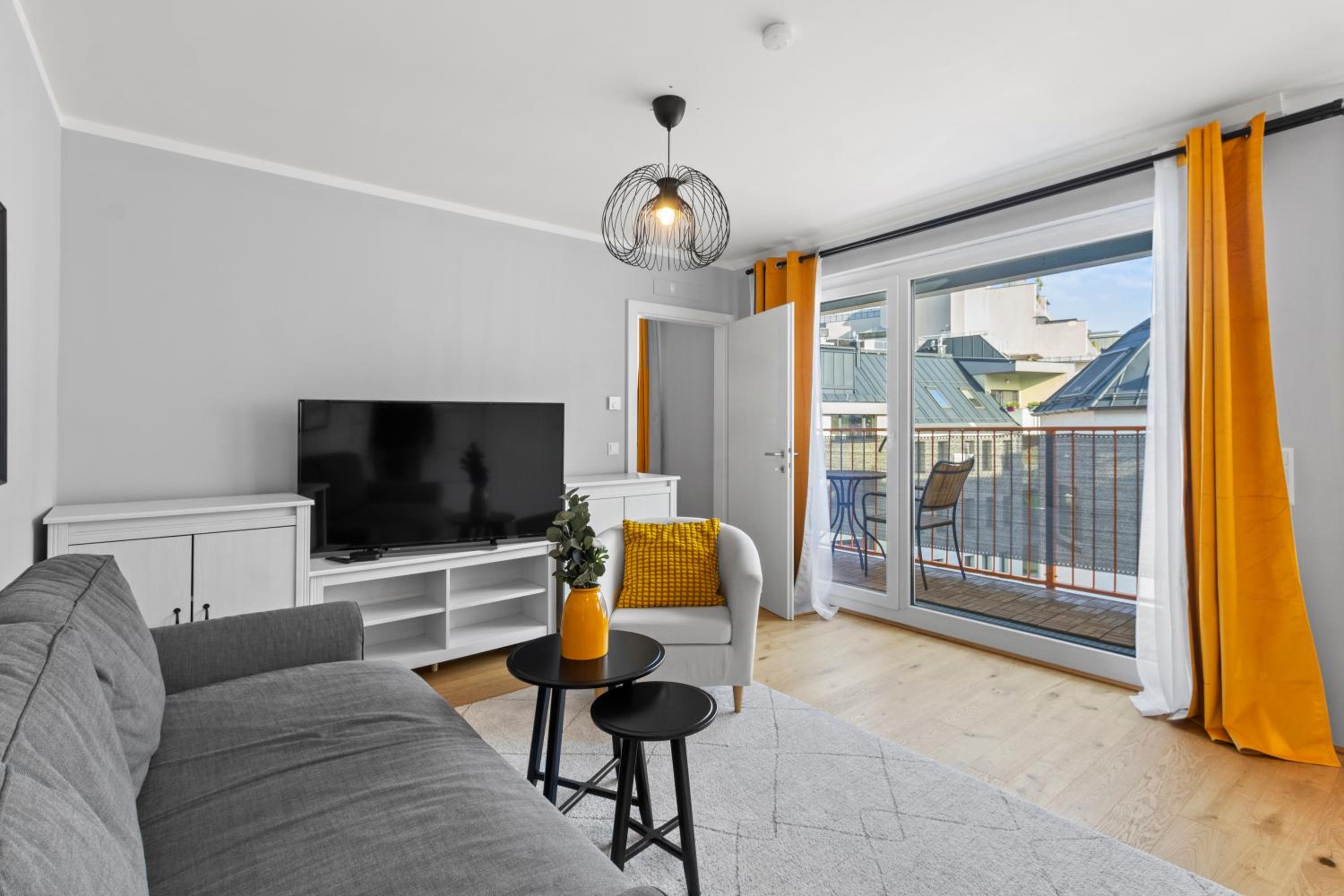 Free Parking I Balcony I 5 min to Train Station