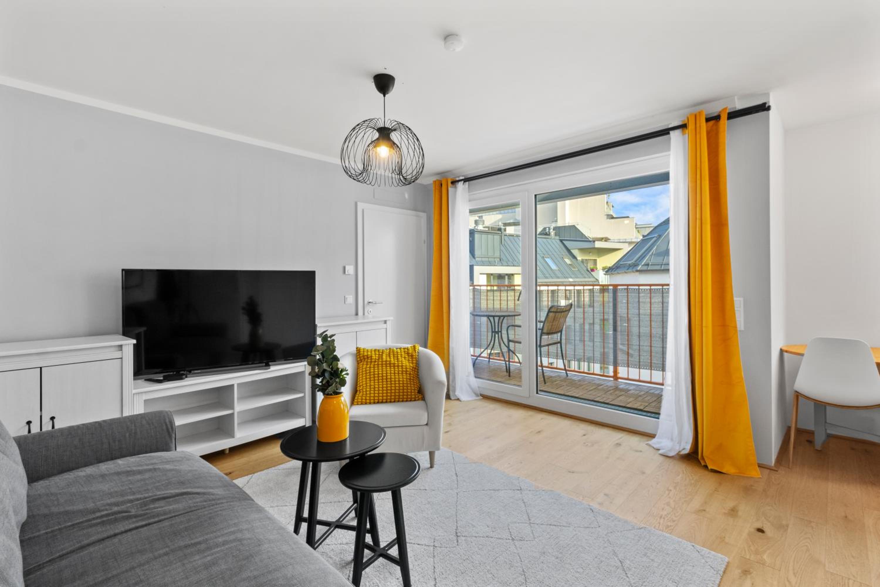 Free Parking I Balcony I 5 min to Train Station