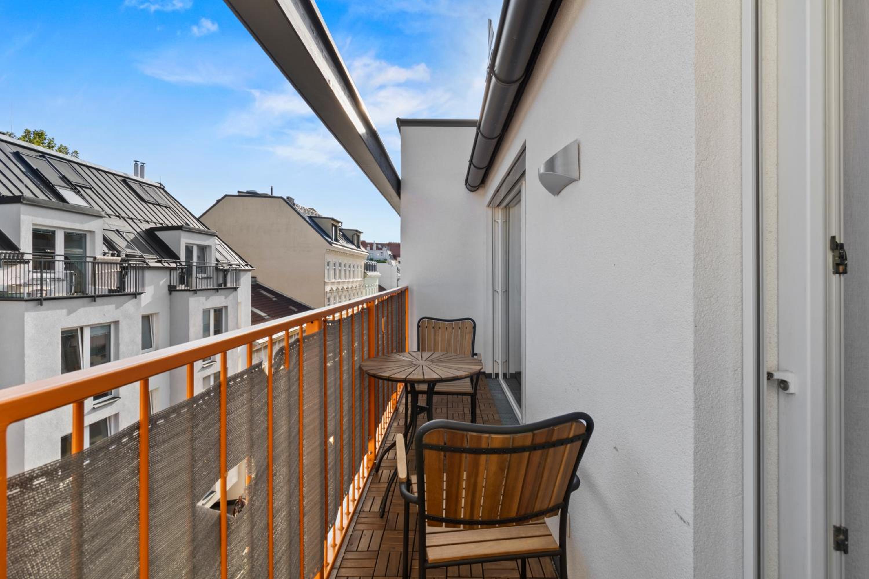 Free Parking I Balcony I 5 min to Train Station