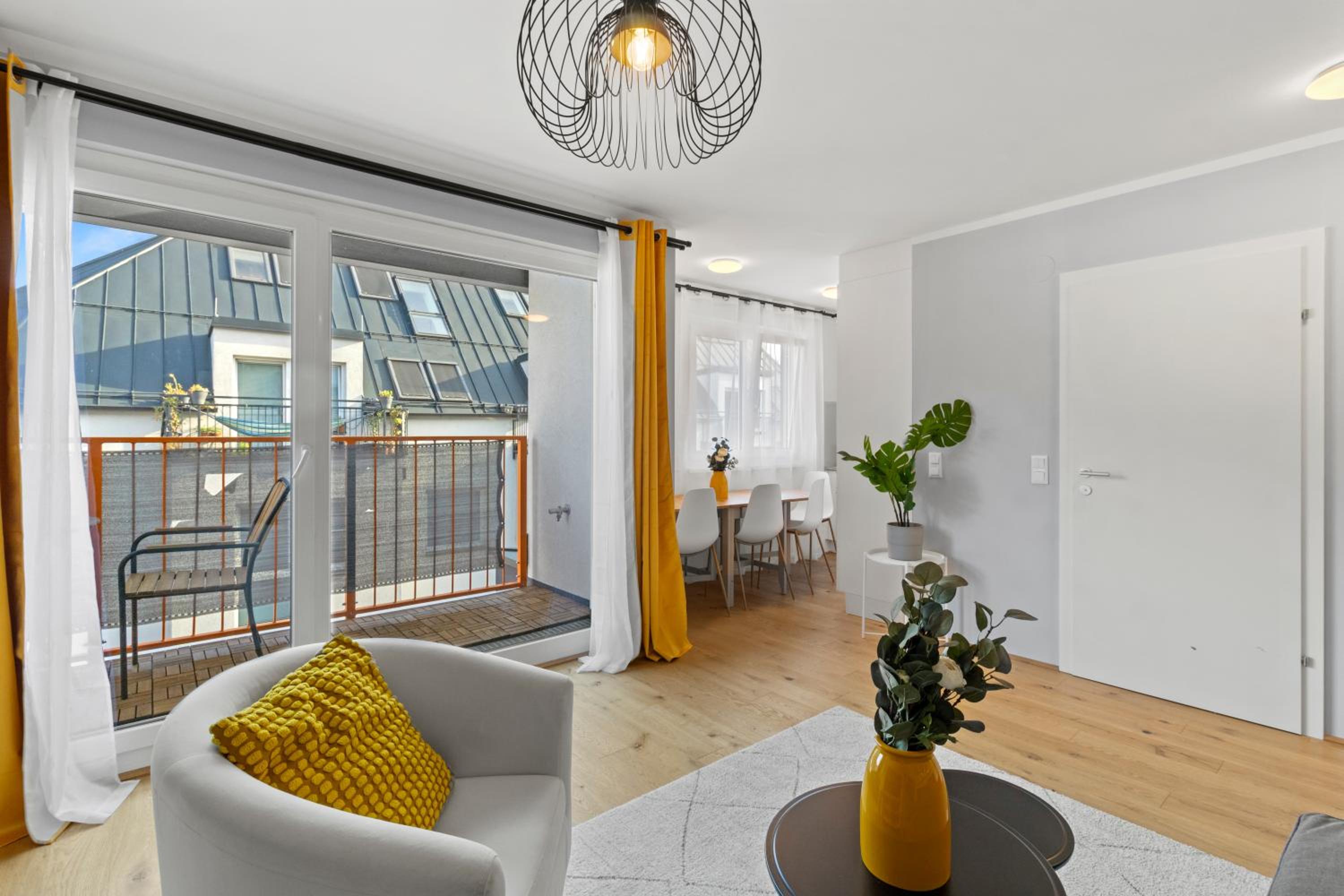 Free Parking I Balcony I 5 min to Train Station