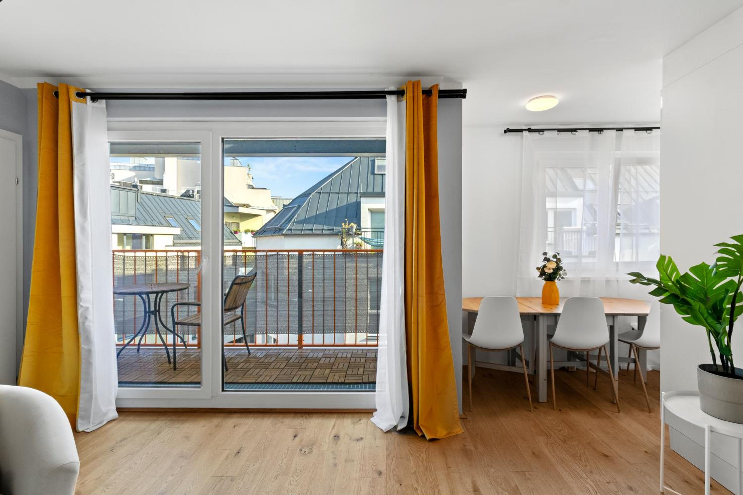 Free Parking I Balcony I 5 min to Train Station