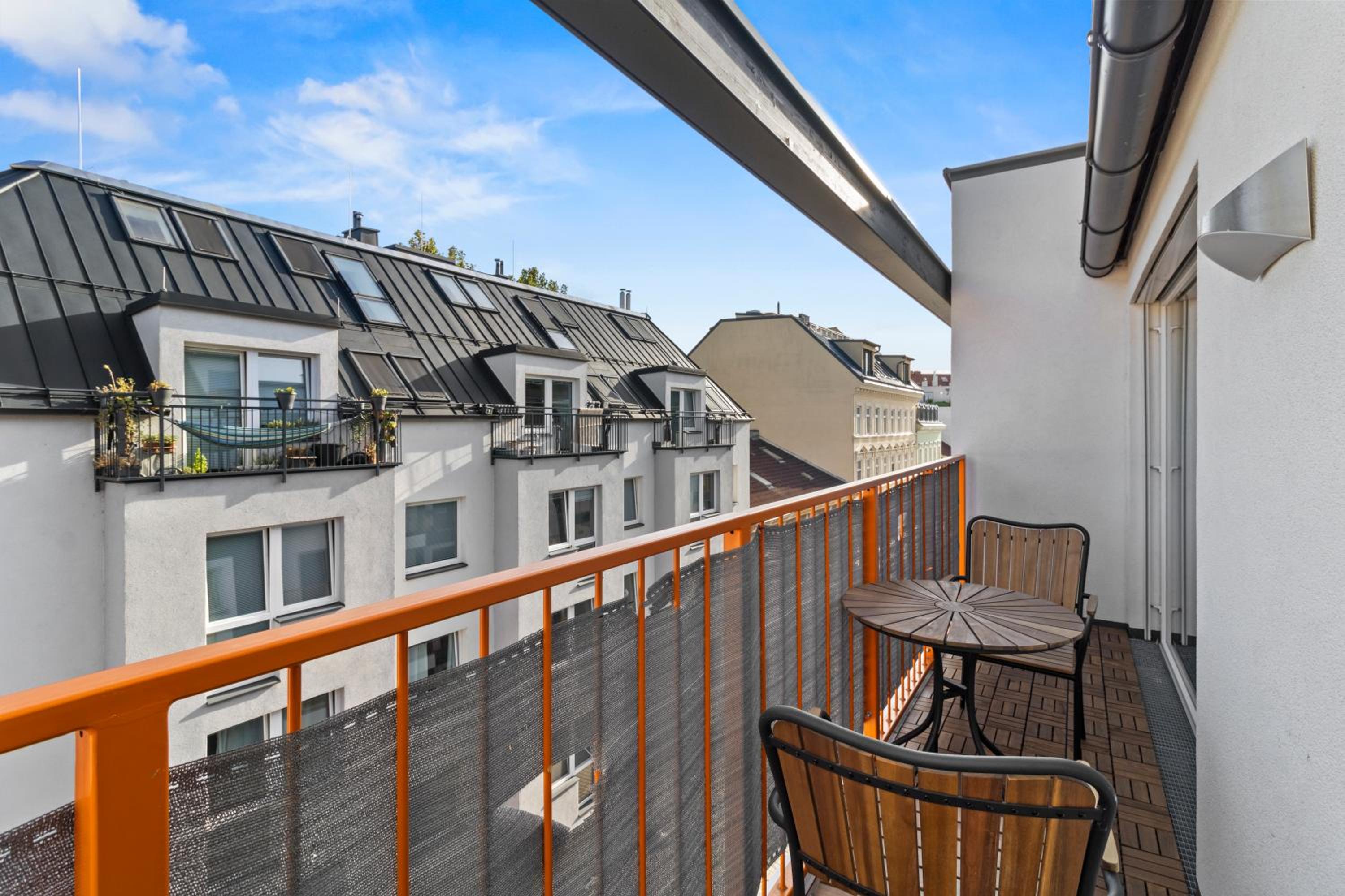 Free Parking I Balcony I 5 min to Train Station
