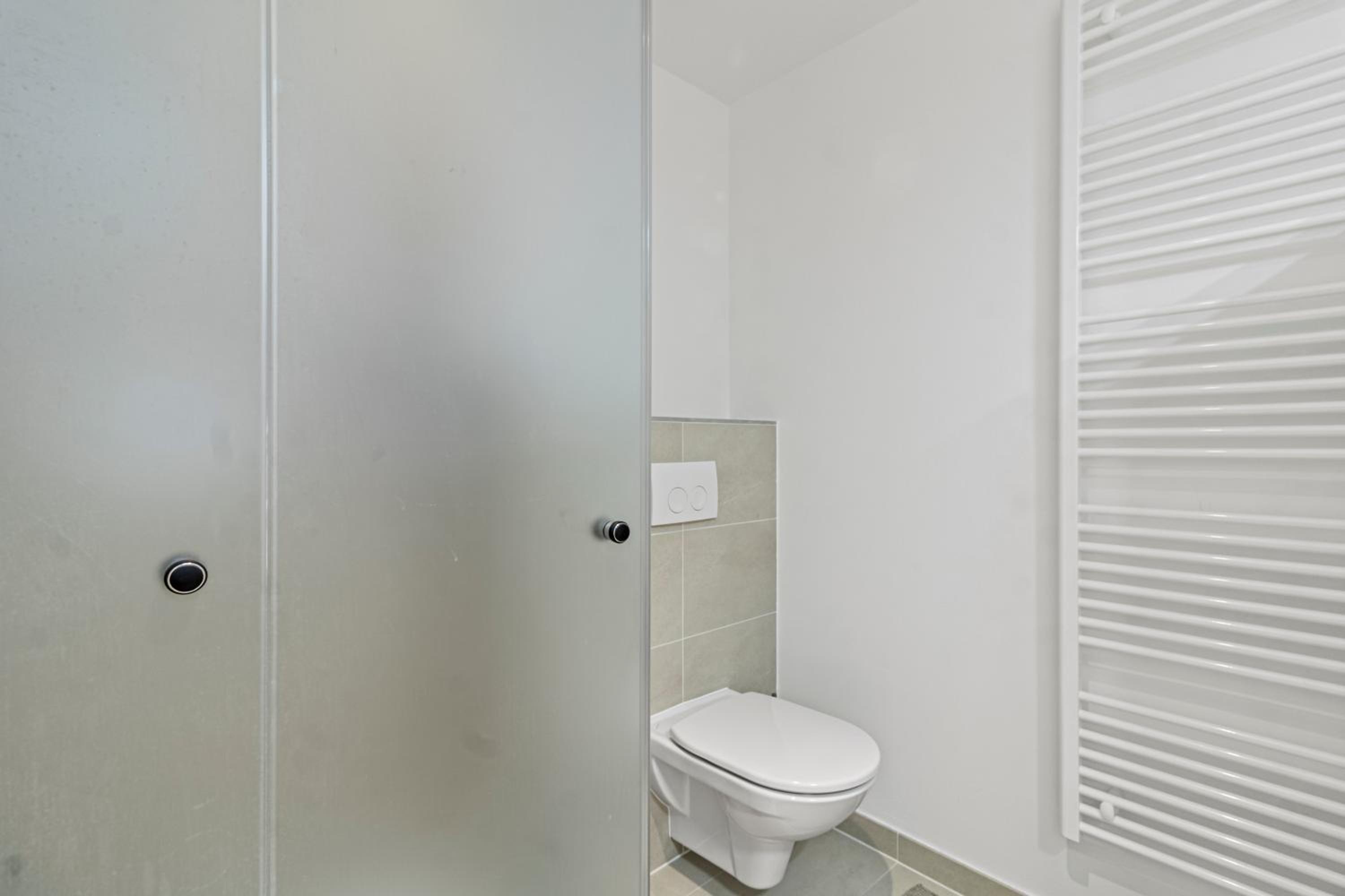 Free Parking I Balcony I 5 min to Train Station