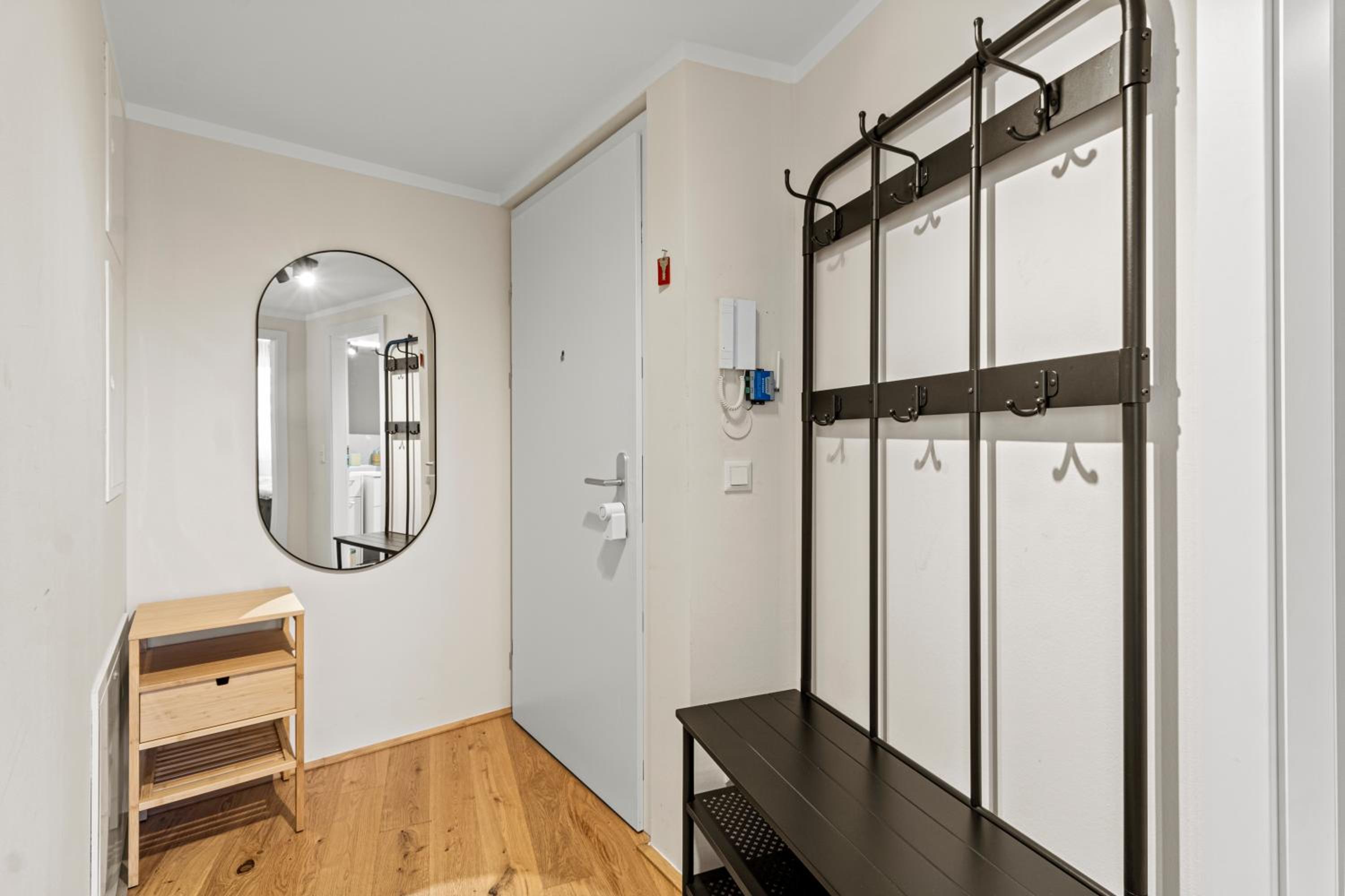 Free Parking I Balcony I 5 min to Train Station