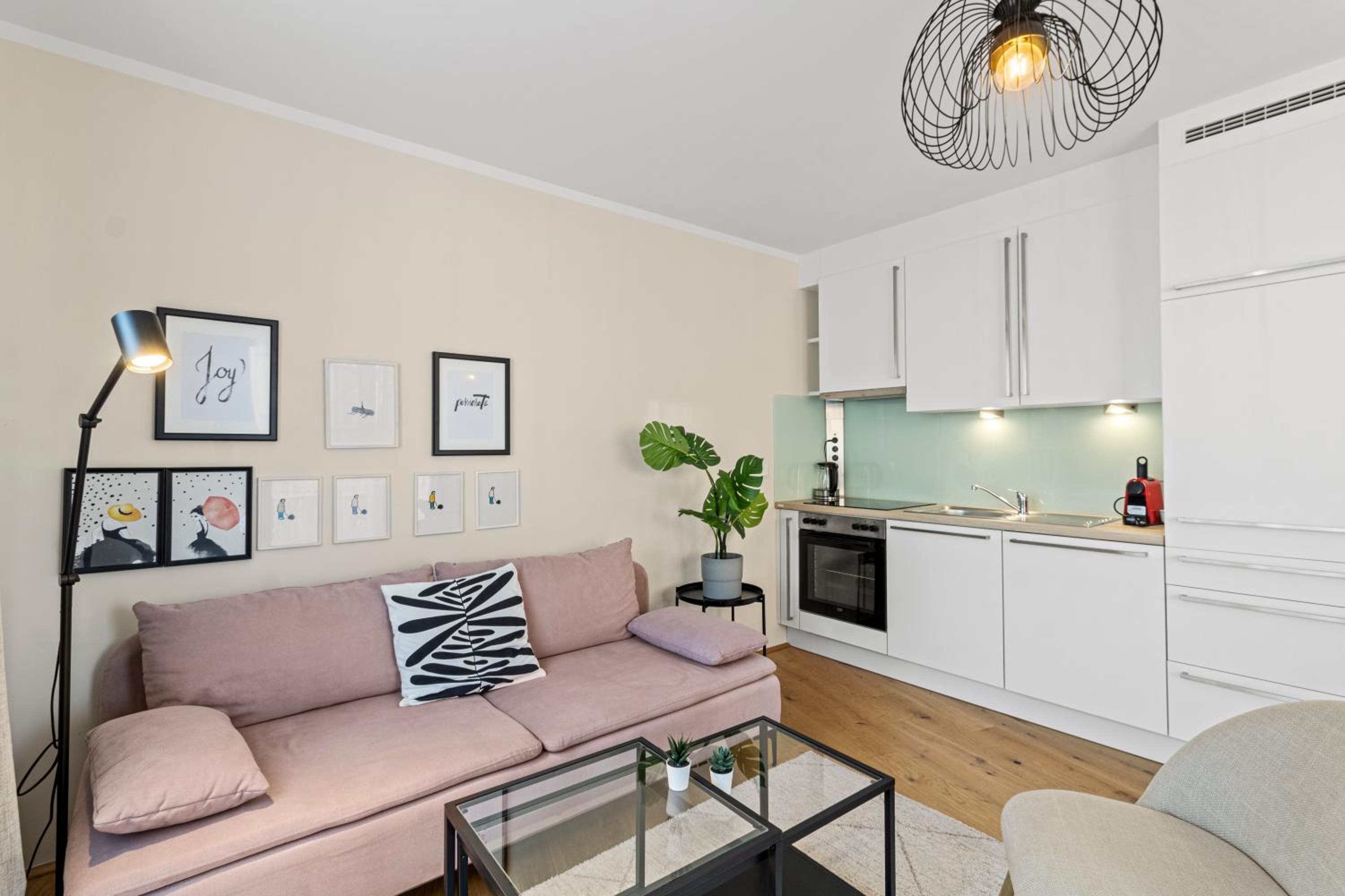 Free Parking I Balcony I 5 min to Train Station